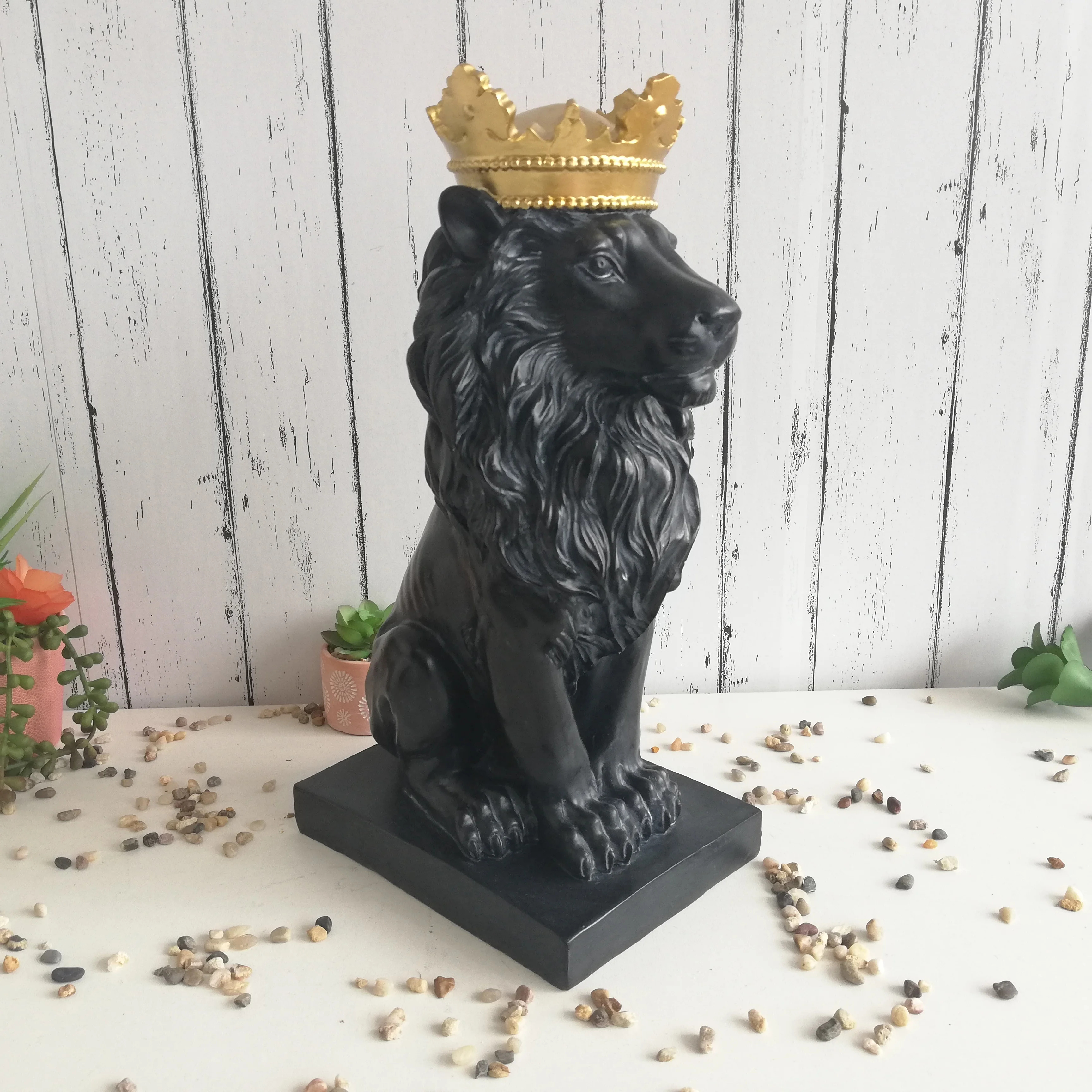 wholesale    Handmade Painted Resin king lion Figurine Sculpture with crown