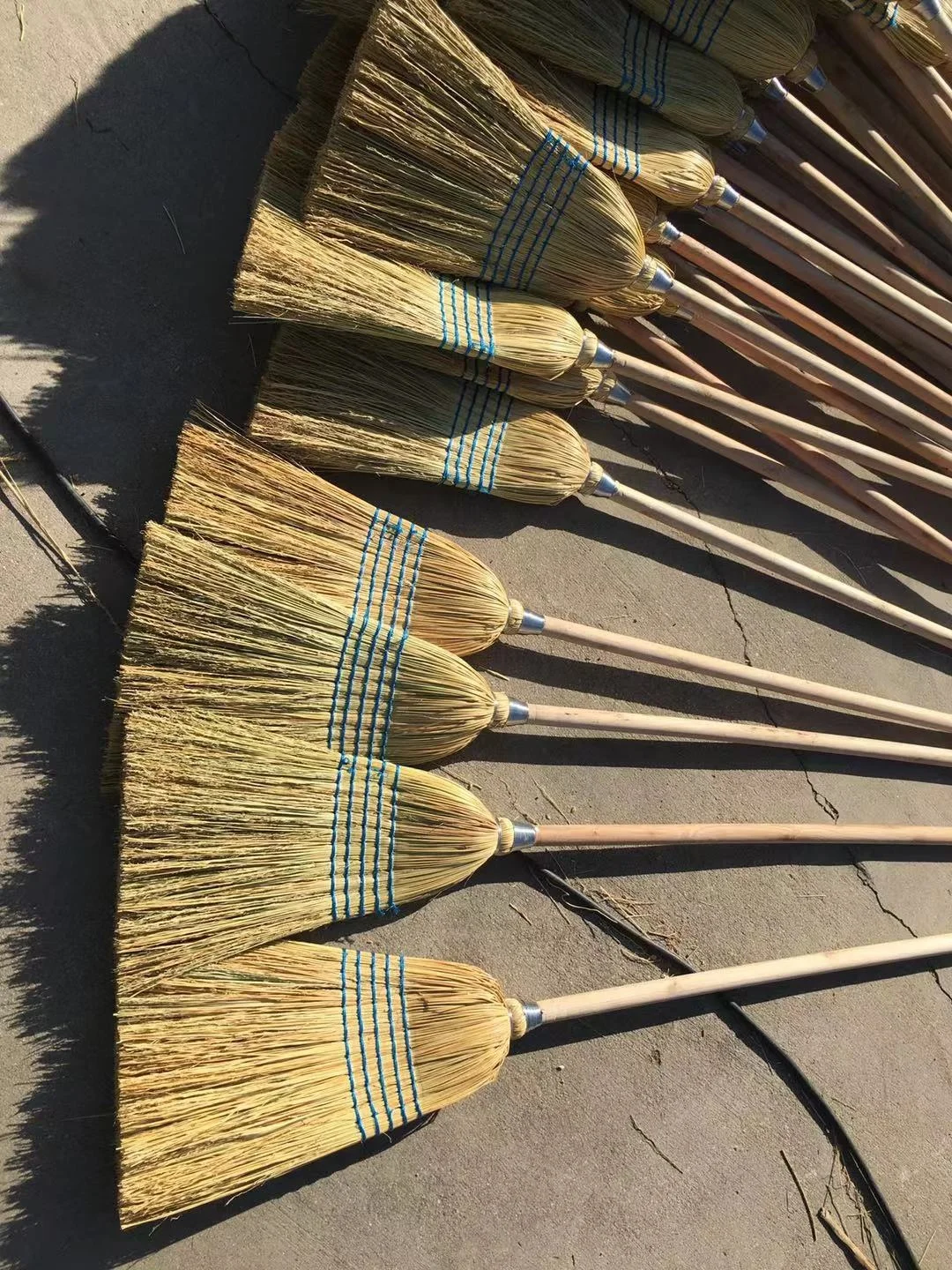 Heavy-Duty Broom Corn Broom Outdoor Commercial Indoor Perfect for Courtyard Garage Lobby Mall Market Floor Home Office Leaves