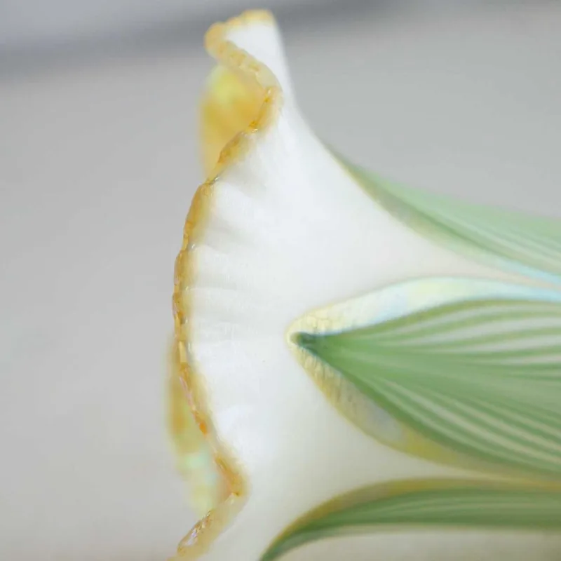 Античная стеклянная лампа оттенка зеленого белого и золотого цвета натянутое перо