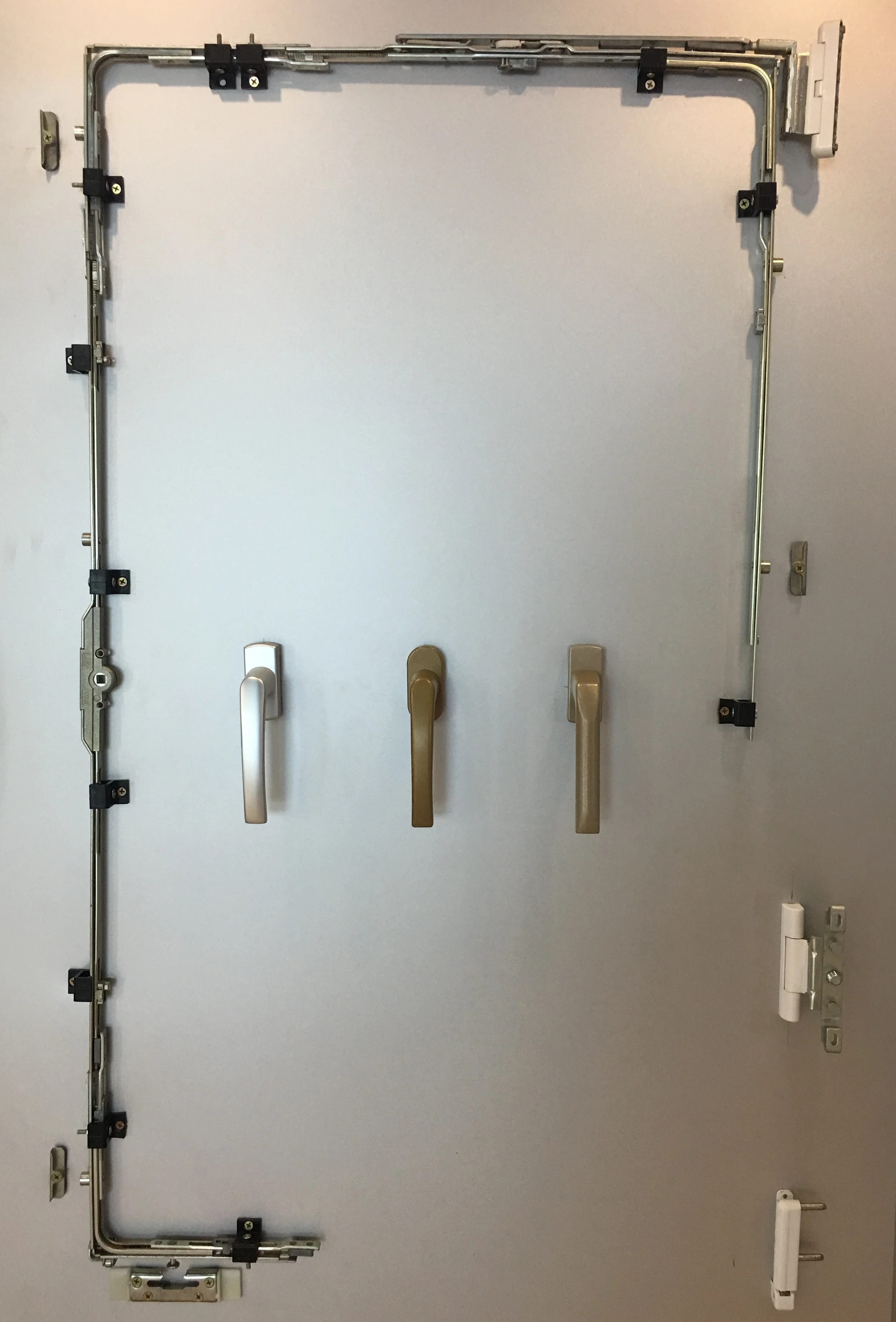 Наклонные и поворотные оконные аксессуары из НПВХ