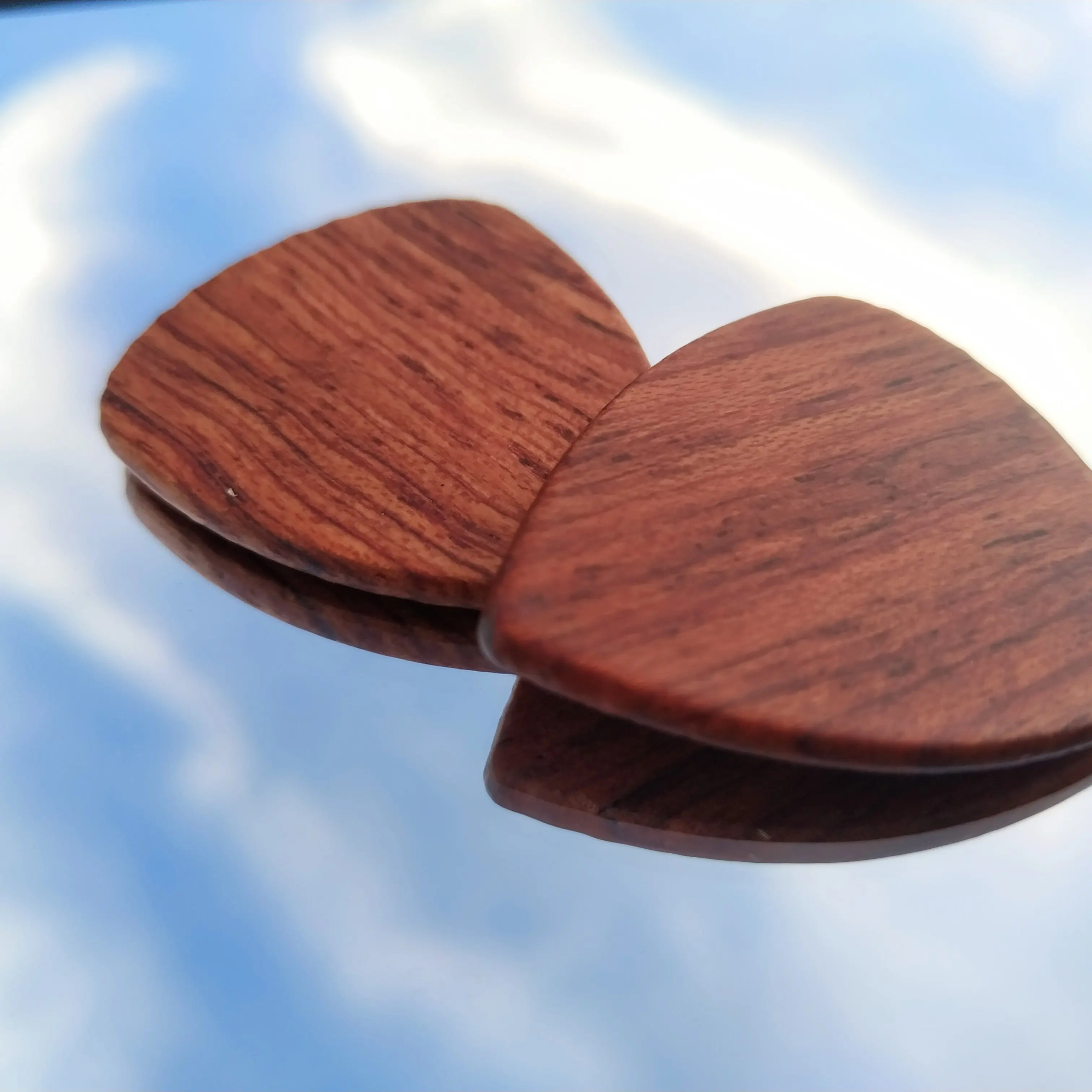 simple durable Guitar / bass / ukulele plucking Brazilian rosewood pick guitar