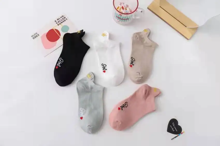 Spring and summer cotton boat socks female shallow mouth solid color heel embroidered crown Japanese invisible cotton socks
