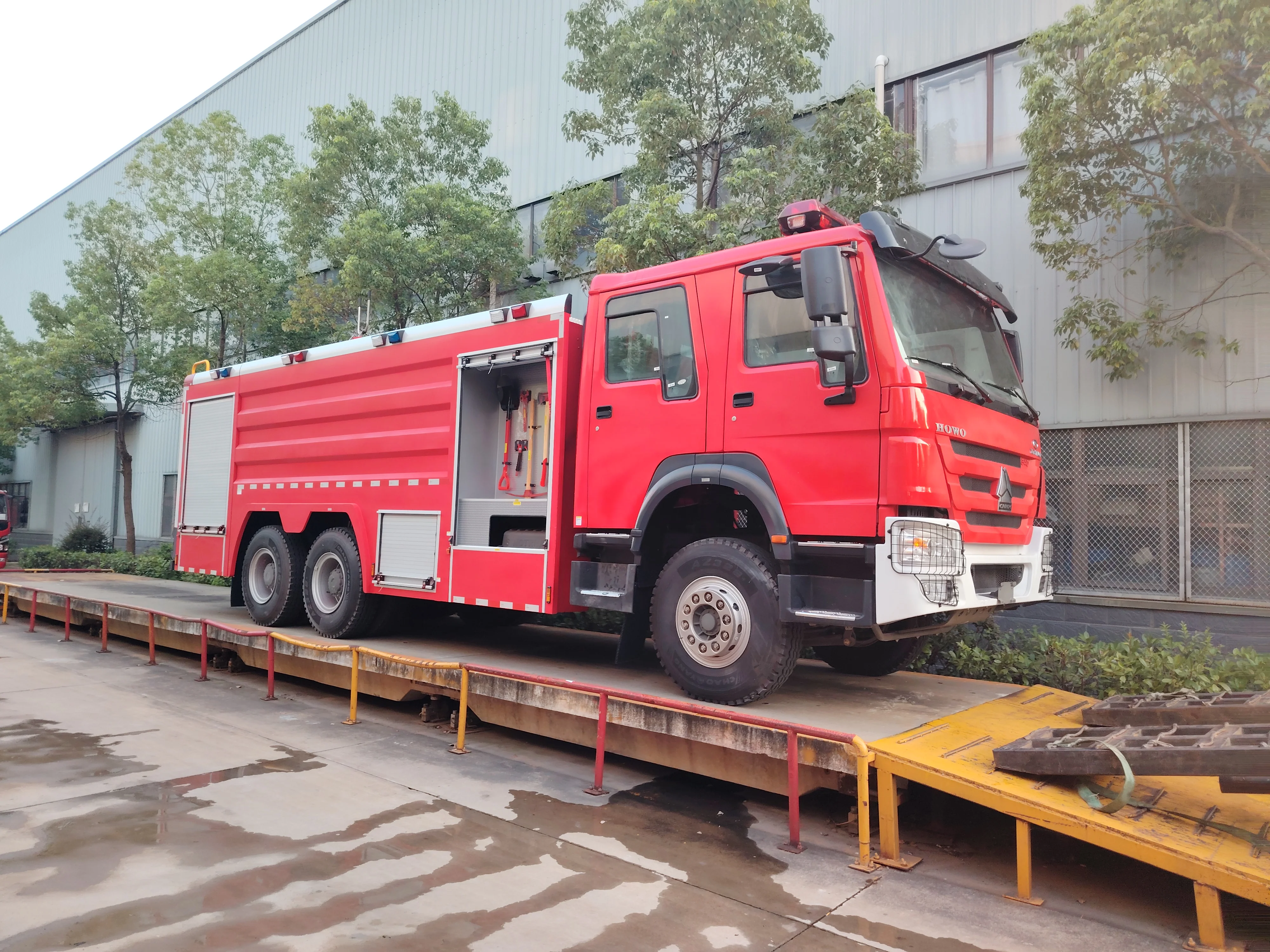 China CNHTC HOWO 16 tons with water tank foam fire truck Emergency rescue truck Suitable for fighting oil fires