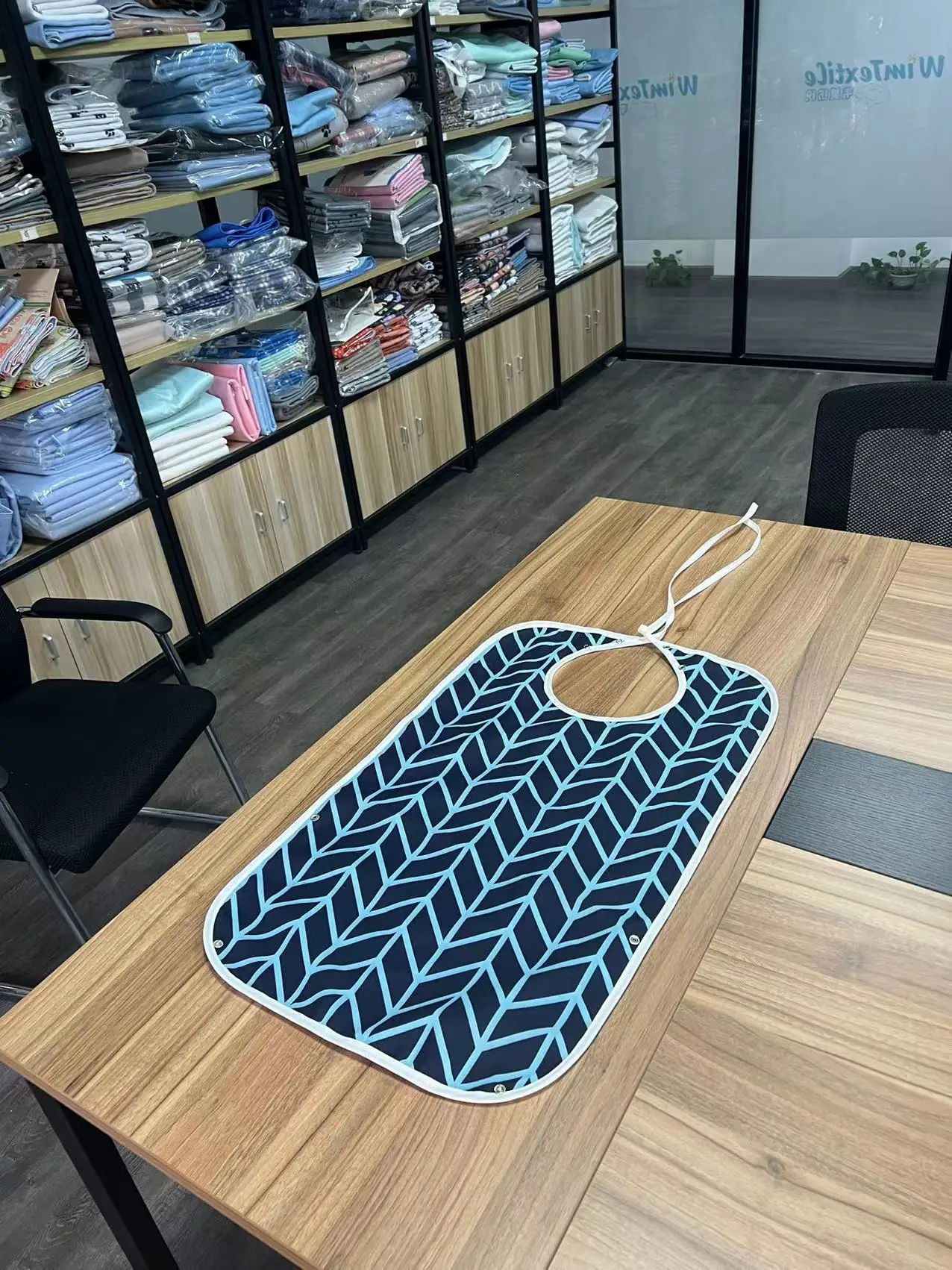 Hot Sale Elderly Disabled Home Bib Printed Adult Feeding Bib Reusable Waterproof Unisex Adult Dining Room Bib