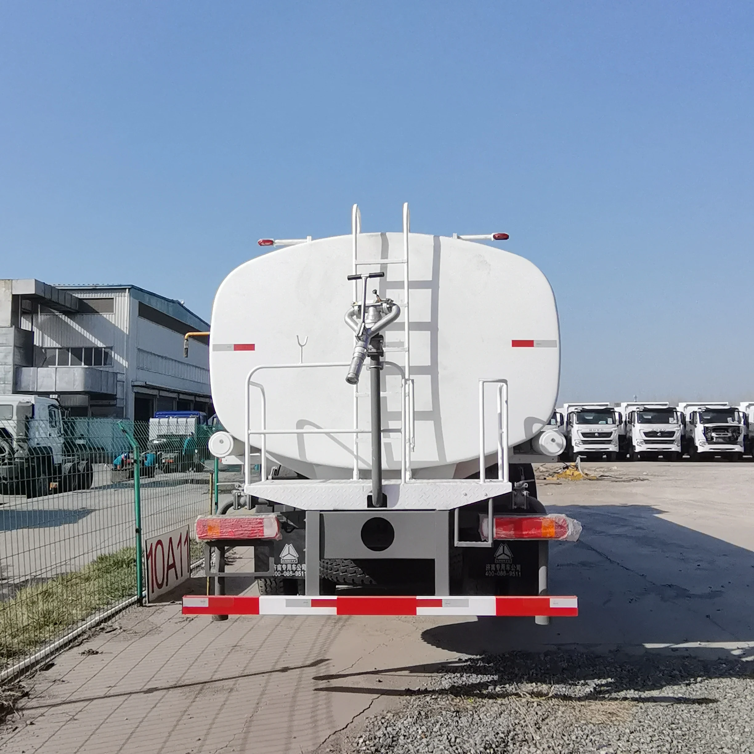 Хорошее качество новый грузовик Sino Howo 8x4 12 шин 30000L 35000L LHD распылитель воды Автоцистерна