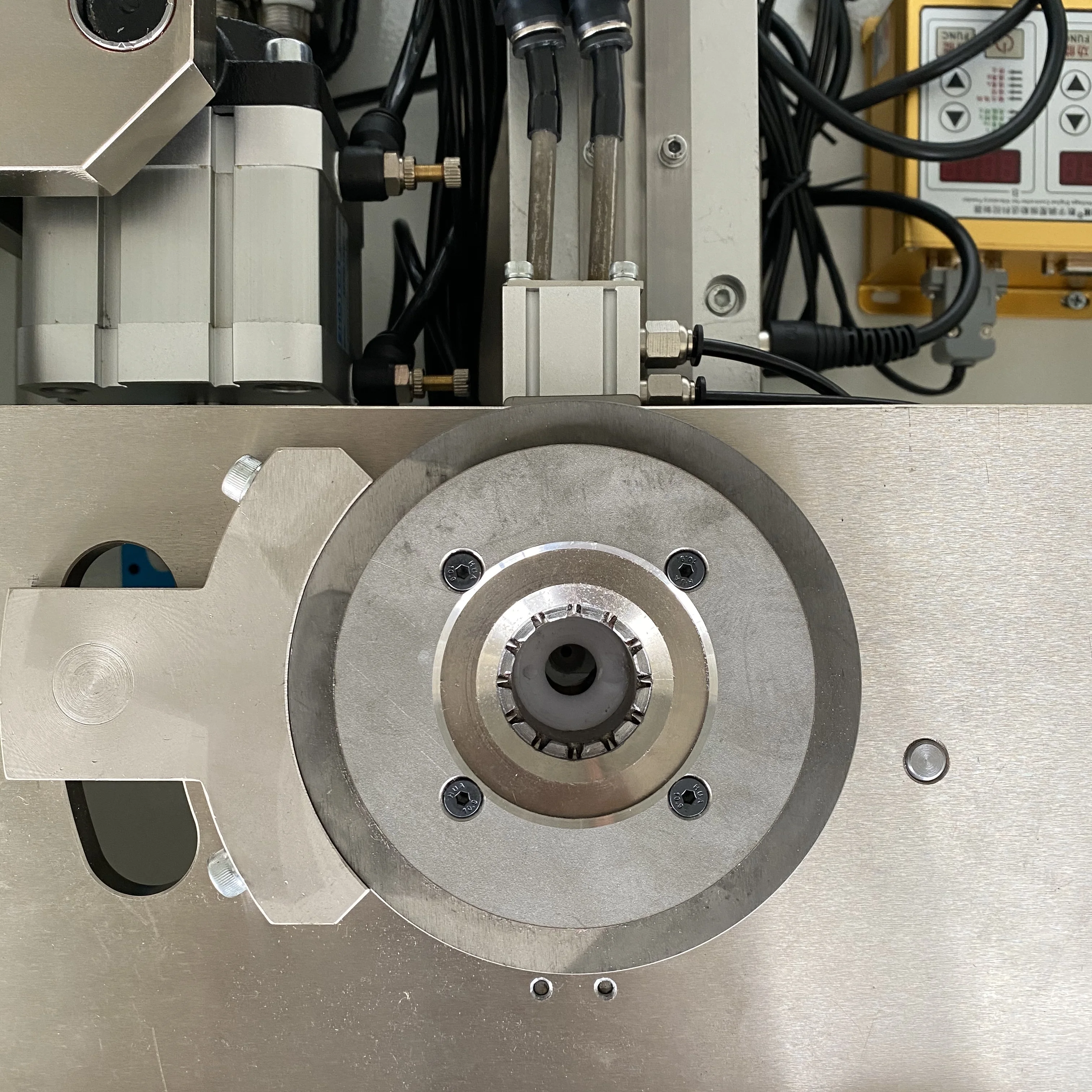 E14 LED lamp cap punching machine E27 base automatic crimping machine holder locking device hole punching machine