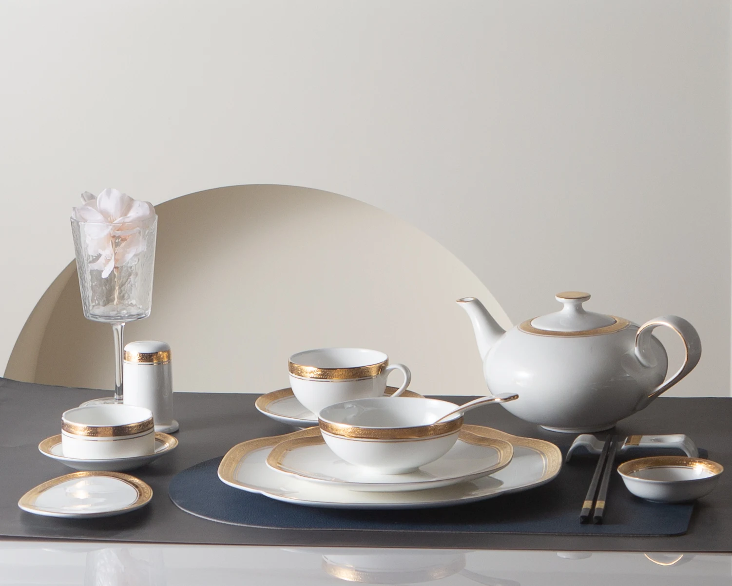 Wholesale luxurious matte relief dinner plate Bone China Luxury banquet plate gold inlay wedding ceramic plate