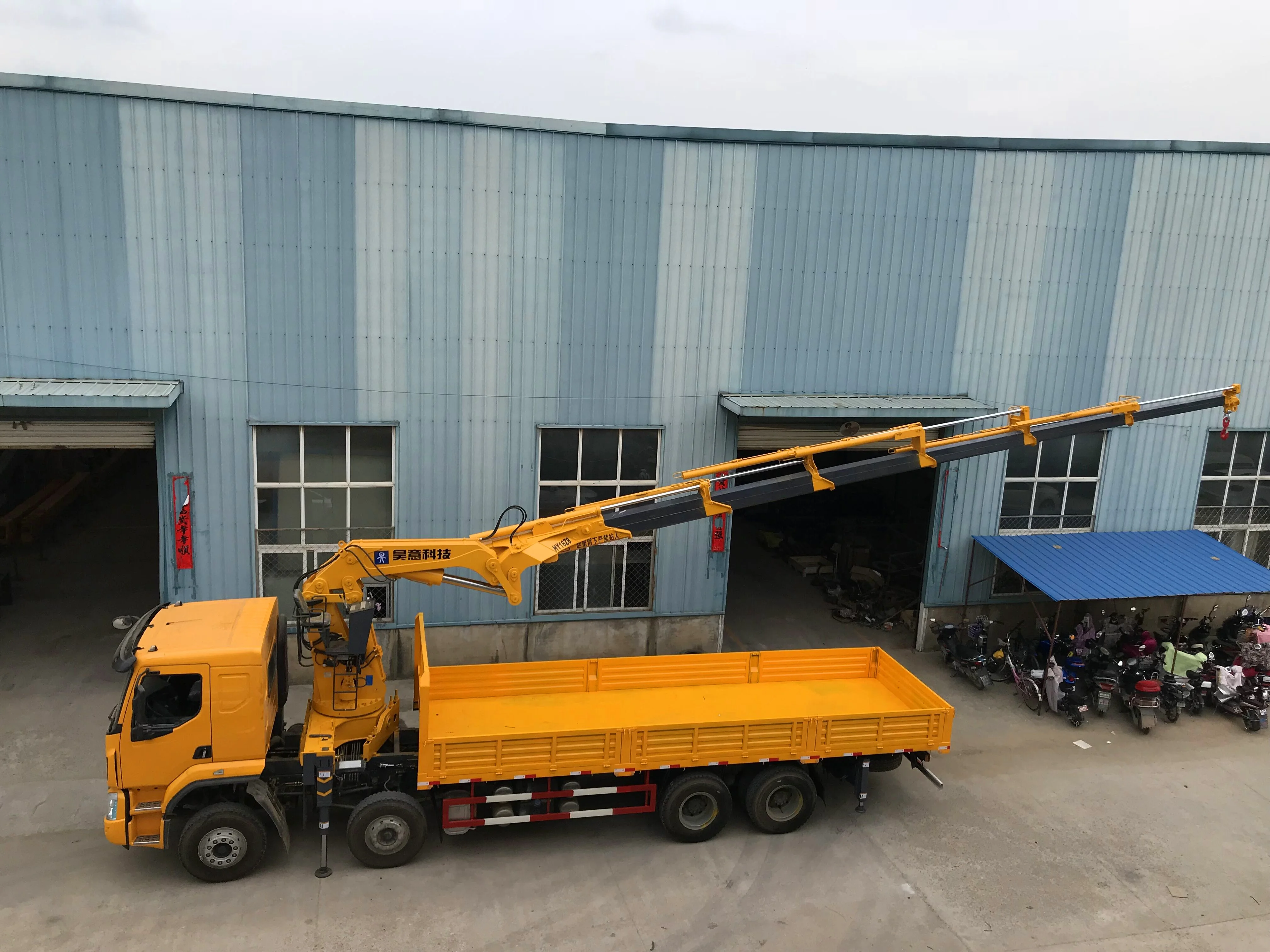 HOWO Isuzu 8x4 Truck Mounted Crane 20 Tons Crane HY400Z7 Articulated Hydraulic Boom Loader Lift Crane For Sale