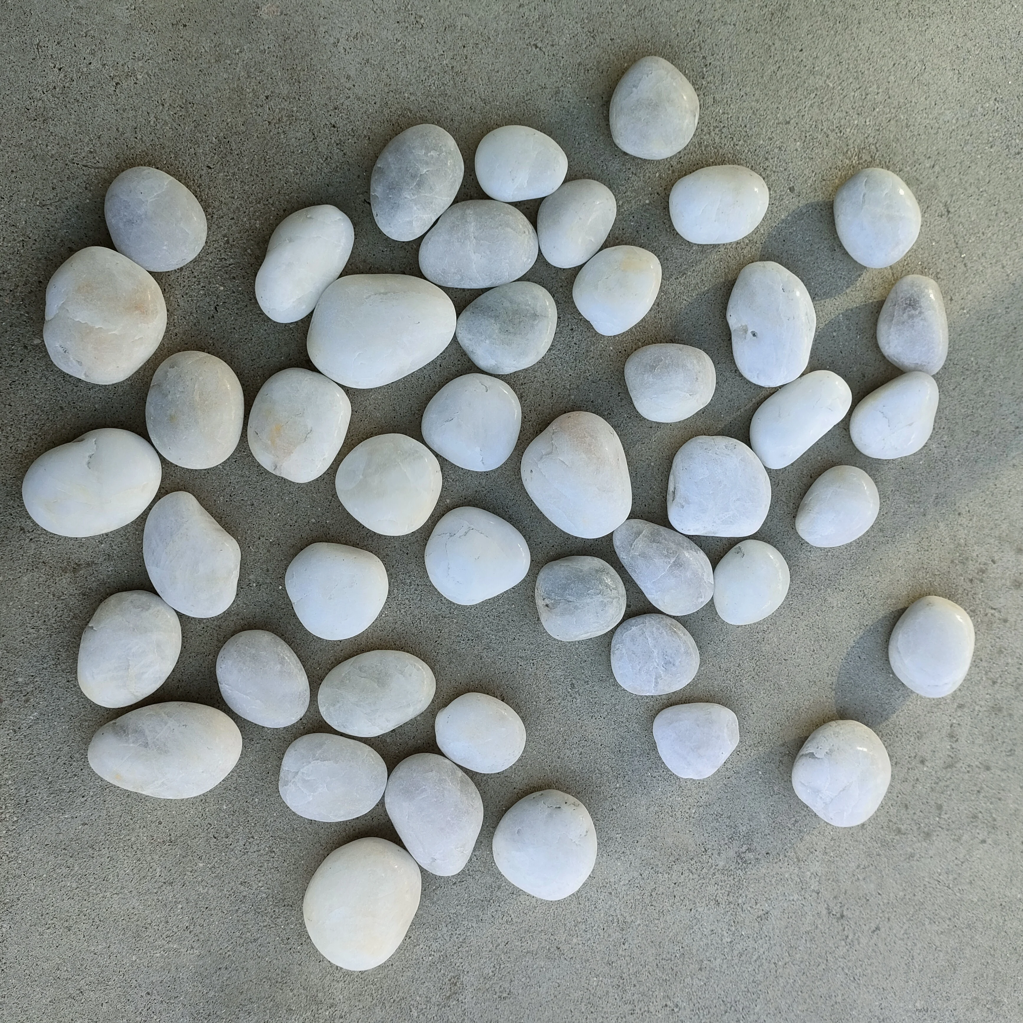 High quality natural loose white stone tumbled granite pebbles polished round smooth decorative cobbles for sale