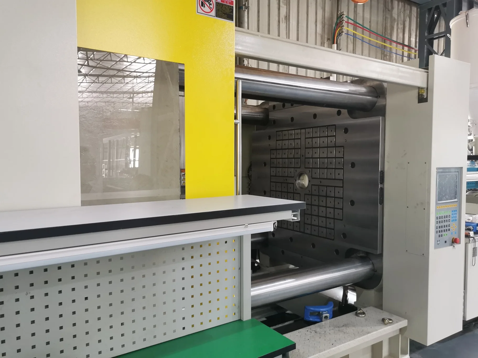 Industrial automation magnetic quick mold clamping system for injection molding machine die change
