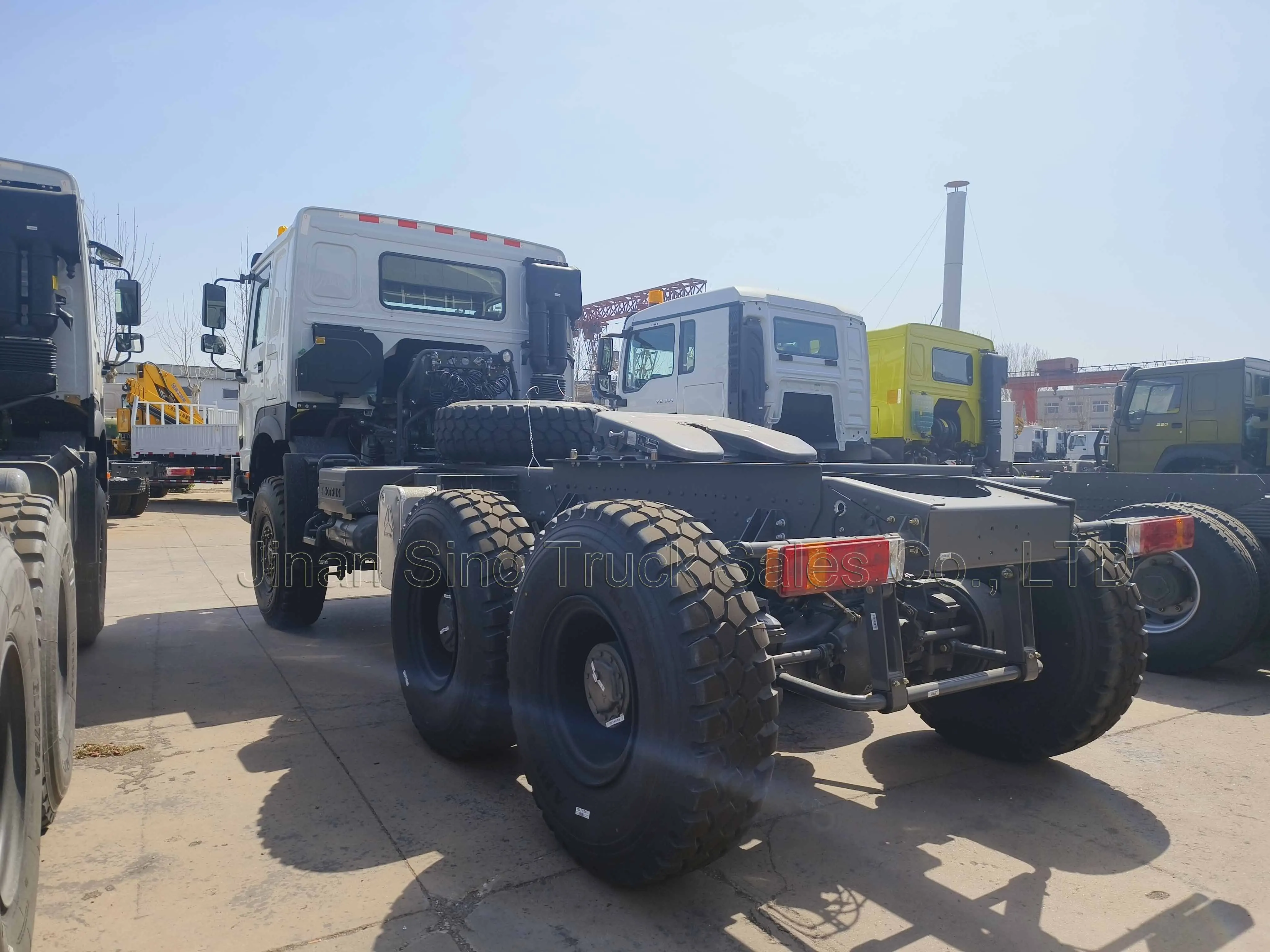 Внедорожник SINOTRUK Howo 6x6 400hp тягач со стальной шиной 14. 00r20