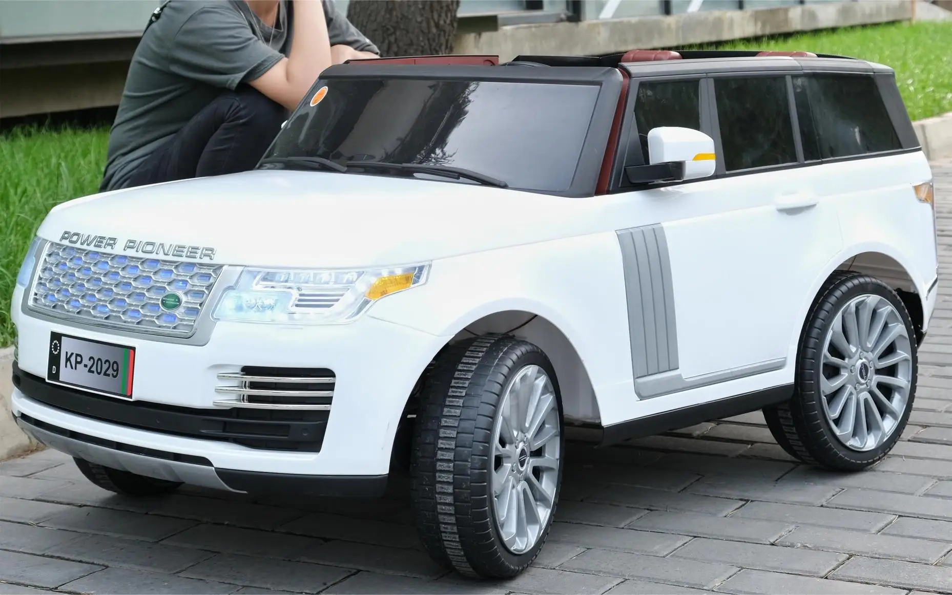 Manufacturers New electric vehicle four-wheel drift car drive remote control off-road baby toy car Battery Stroller