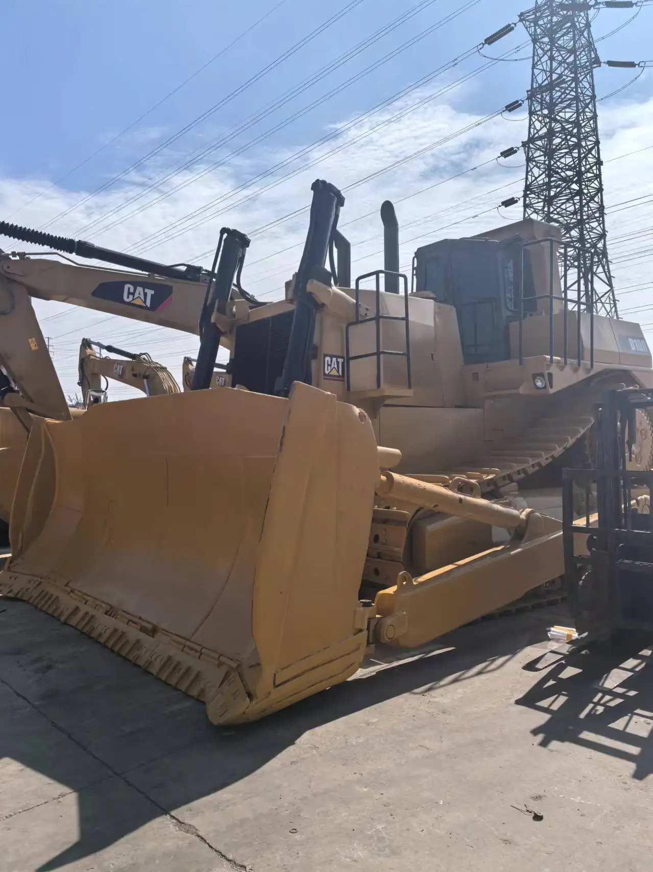 Бульдозер Caterpillar D10R с низким рабочим временем