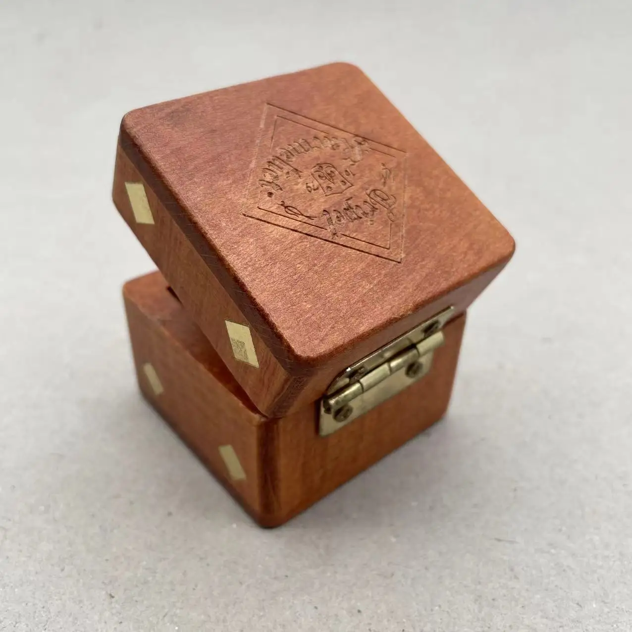 Custom Wooden Meeples for game wholesale gold/silver color for wooden tokens