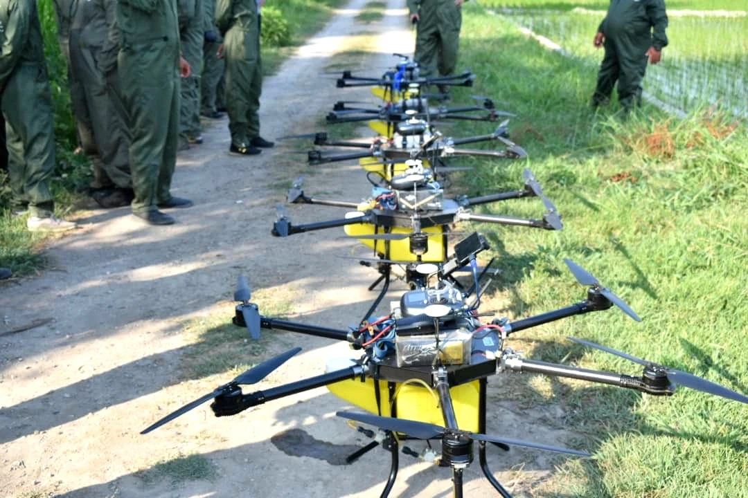 dron de fumigacion de 15L/dron para fumigar with smart agriculture sensors/rc drone sprayer made in China