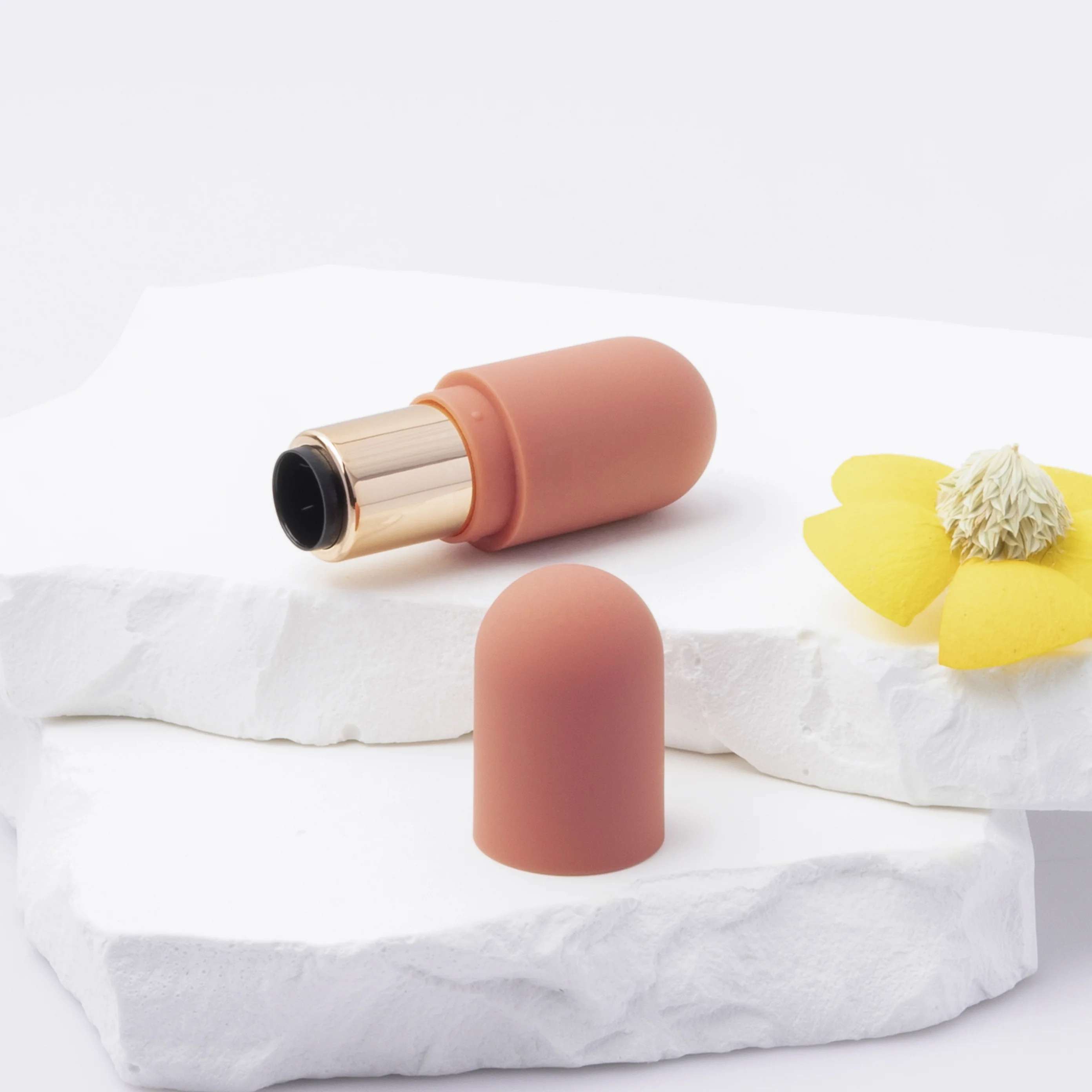 High Quality Wholesale Mini Cute Round pink Lip Balm Tubes Cosmetic Packaging Container Empty Lipstick Tubes