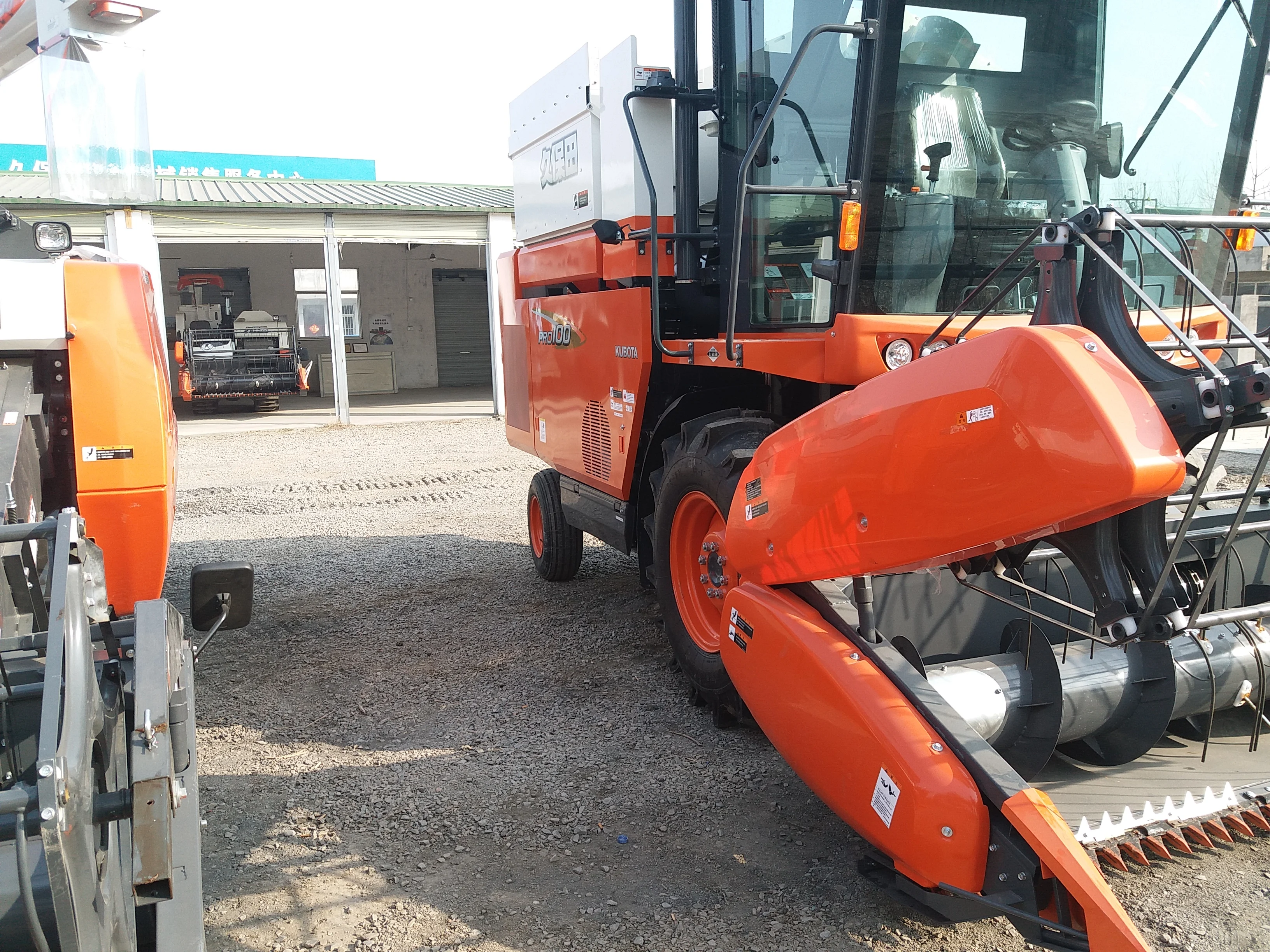  Бывший в употреблении рисоуборочный комбайн kubota
