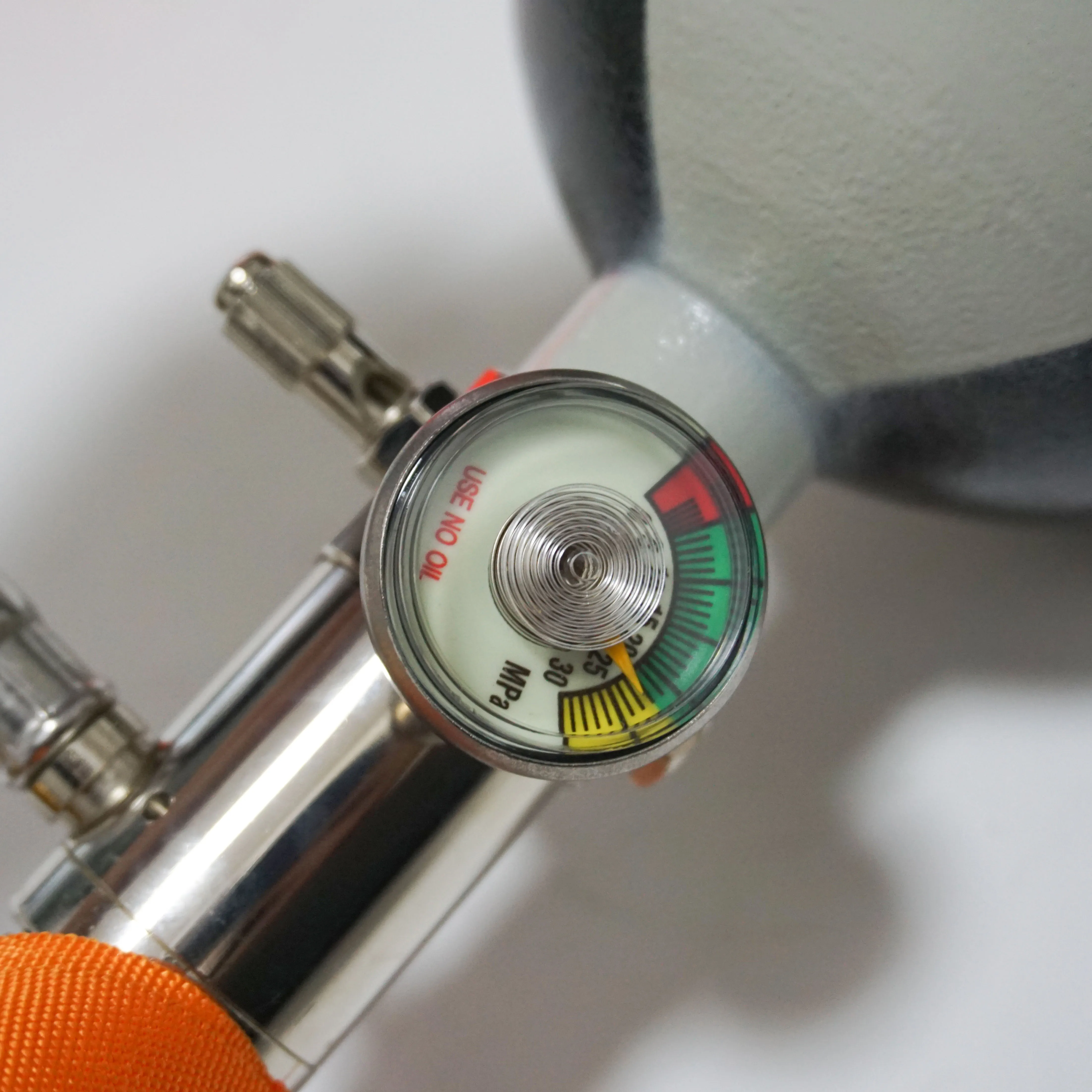 Rescue EEBD cylinder valve