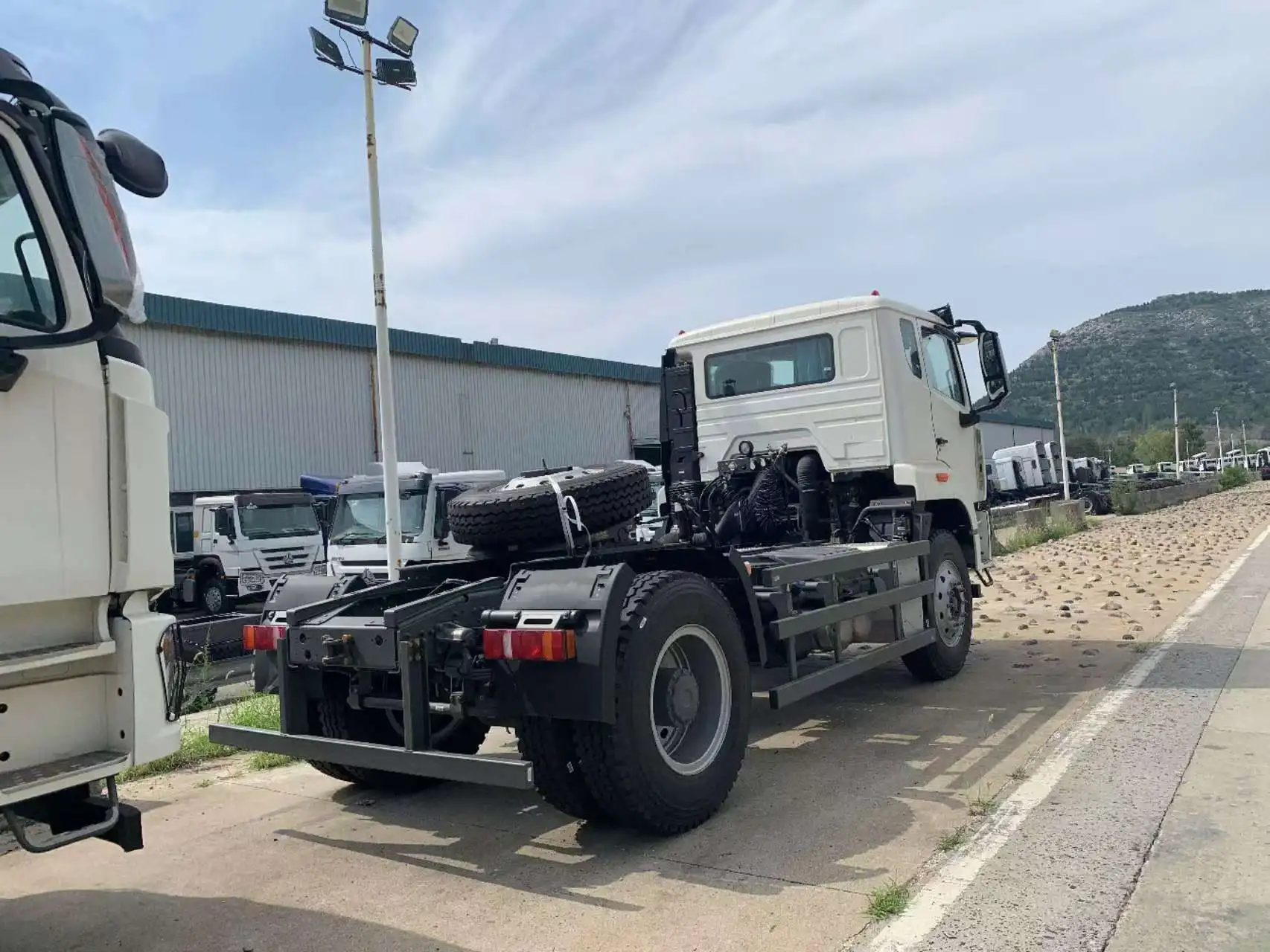 New Sinotuck Heavy Duty HOWO NX 4*2 6 Wheels Tractor Trailer Head Truck Price Weichai Engine HOHAN 4x2 Tractor Truck on sale