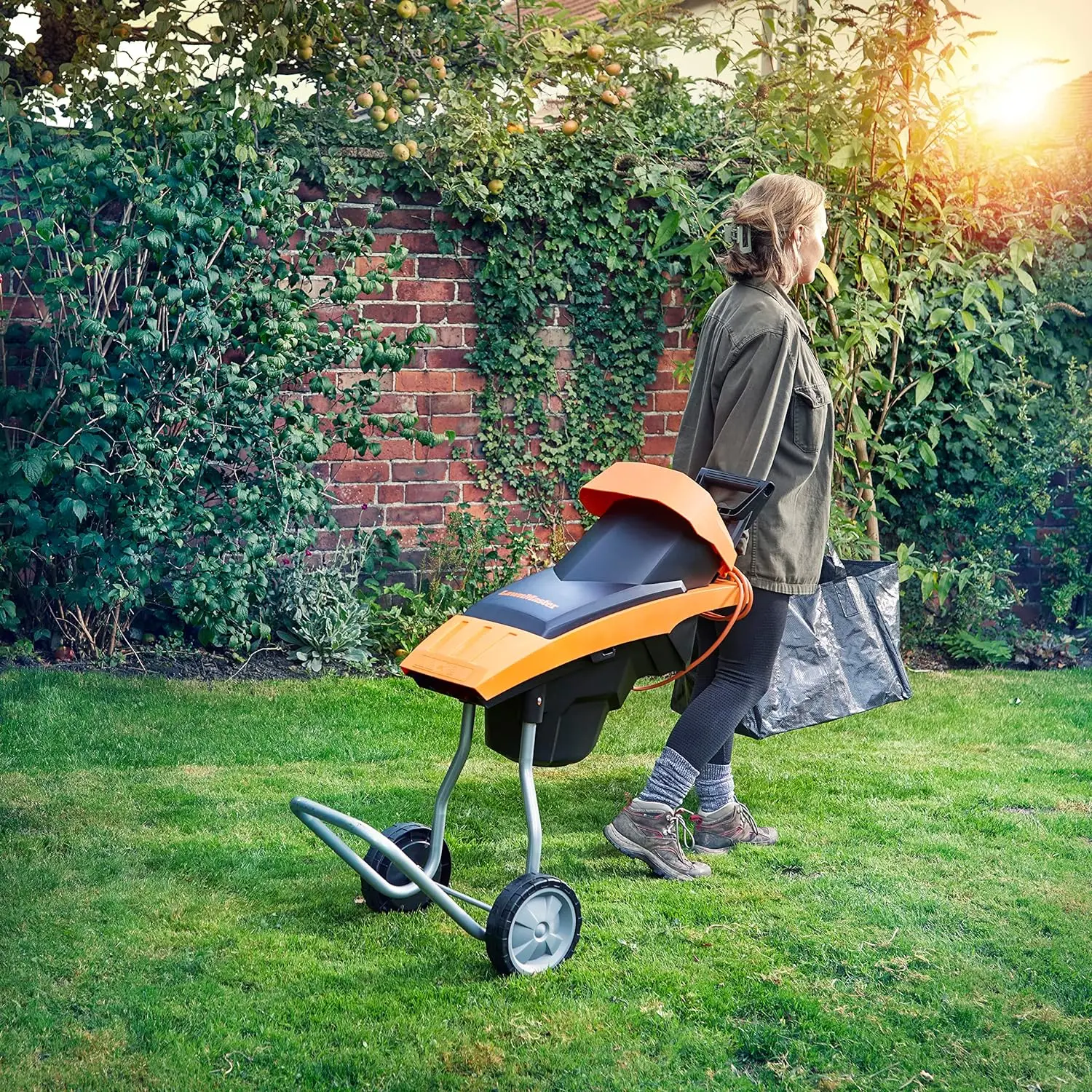 LawnMaster  Garden Shredder 2400W Includes 50L collection bag rapid blade system safety plunger and glasses FD2402