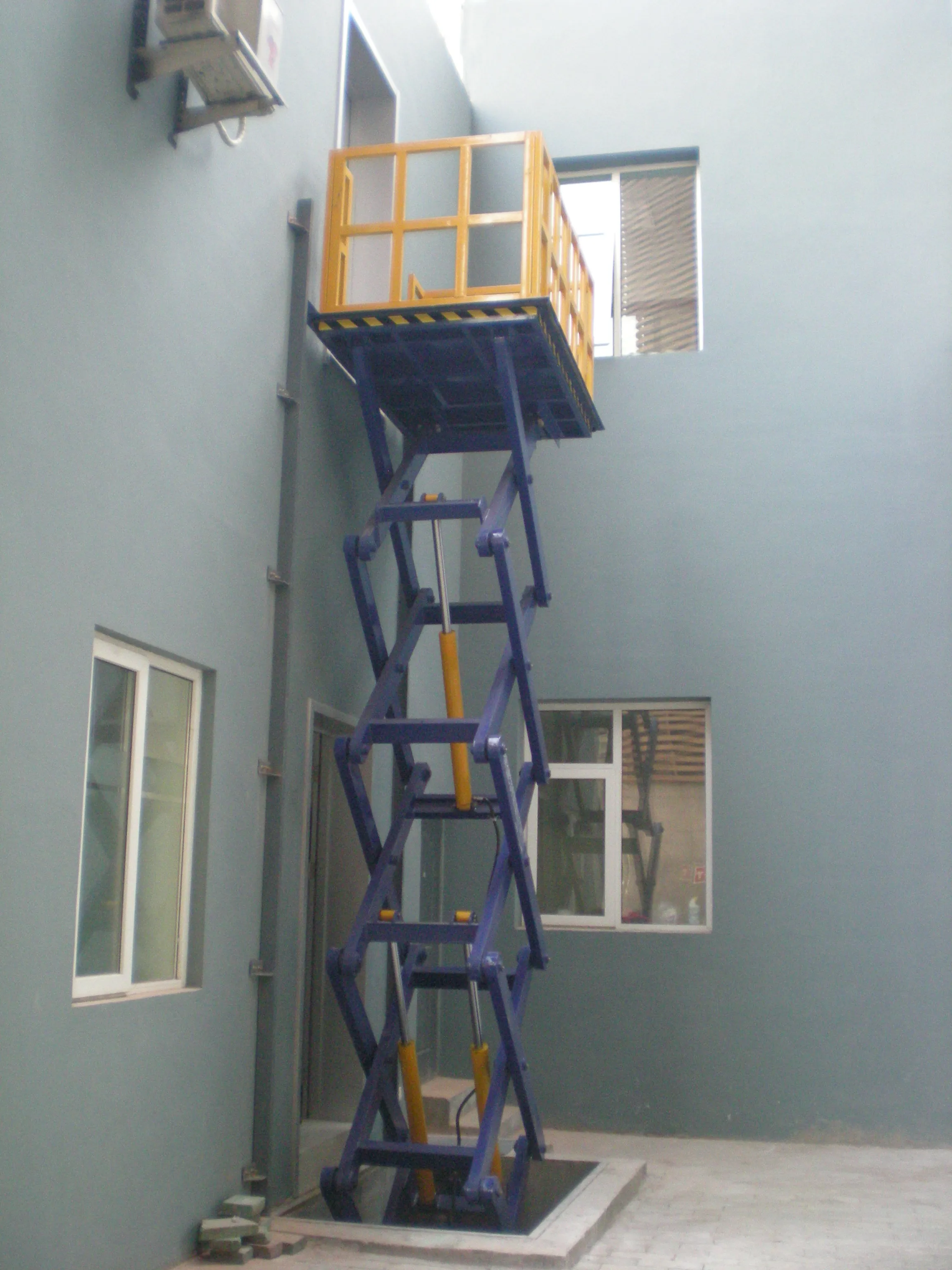 Zhongxiang Lift Machine Self Propel Scissor Lift Geni