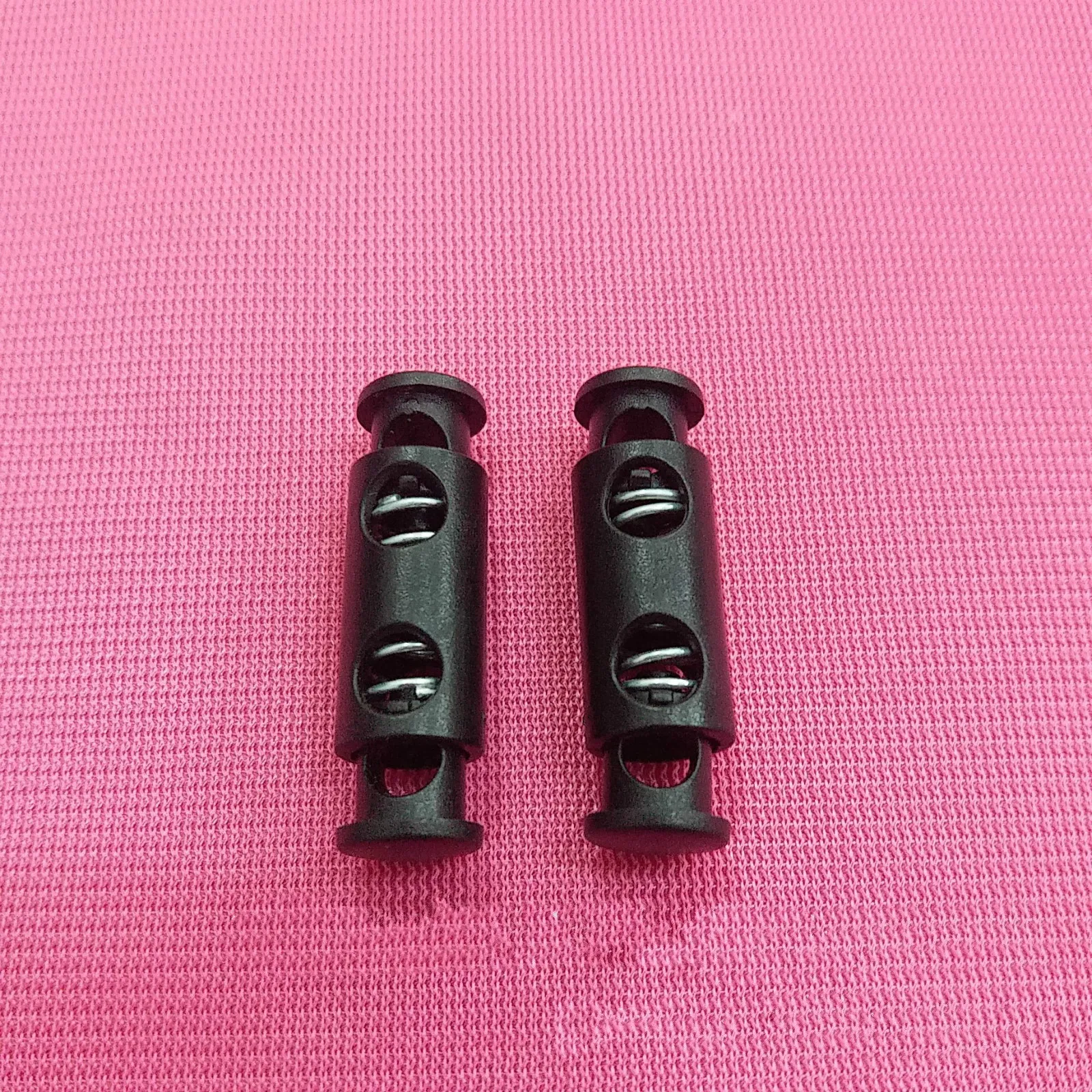 Двойная головка, две части, отверстия, черный шнур, пластиковая пробка