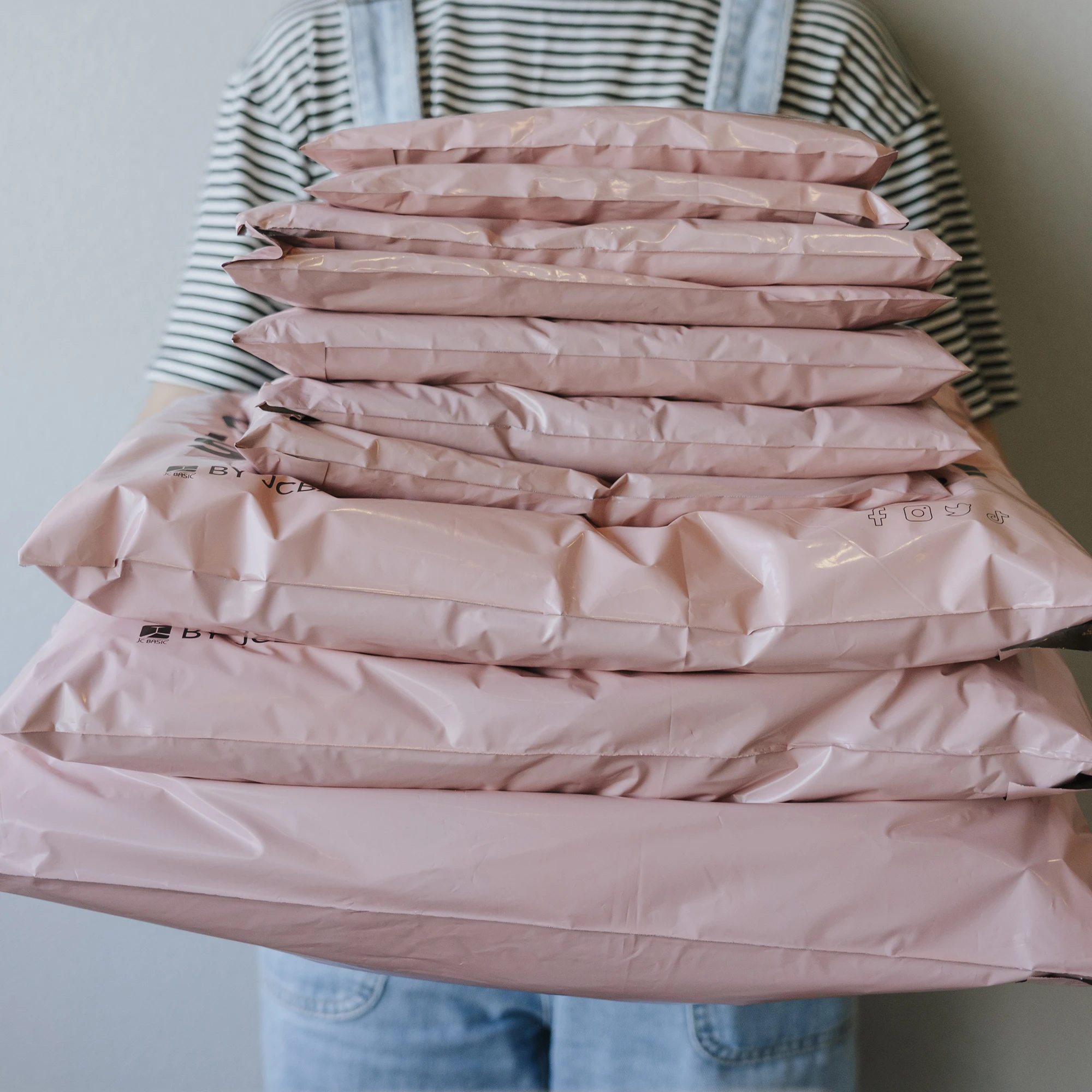 Free Sample Plastic Poly Mailer Bags Custom Printed Logo Packaging Shipping Bags Wholesale Poly Mailers Mailing Bags