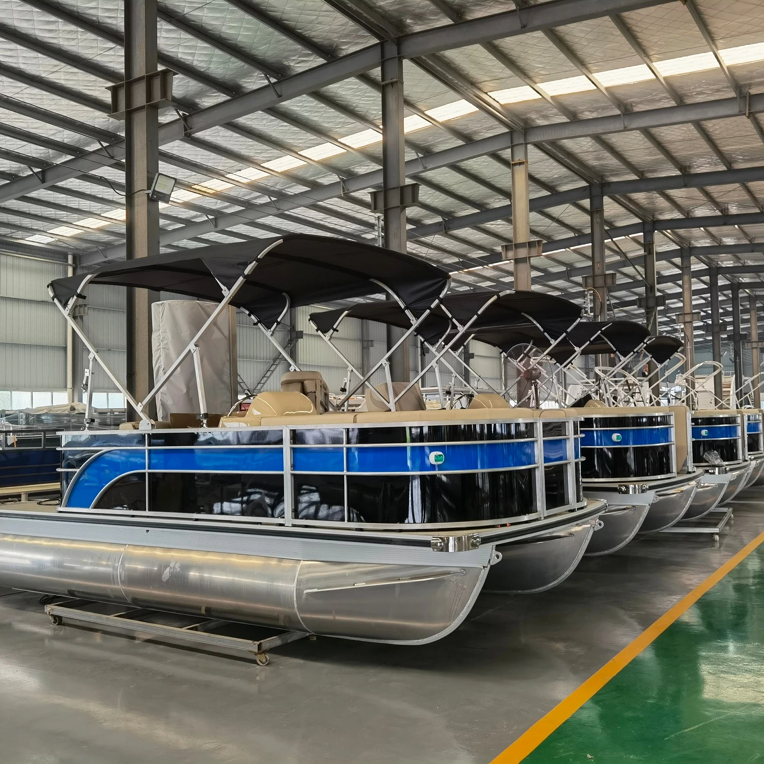 Factory supply 4.6m-9m luxury aluminum pontoon boat for leisure