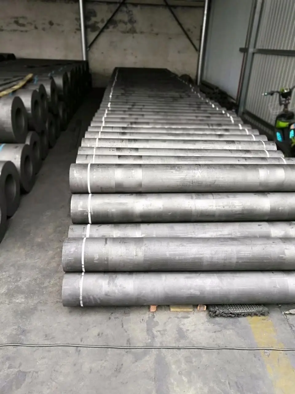 Electrode bolt uH/P graphite electrode manufacturers in india