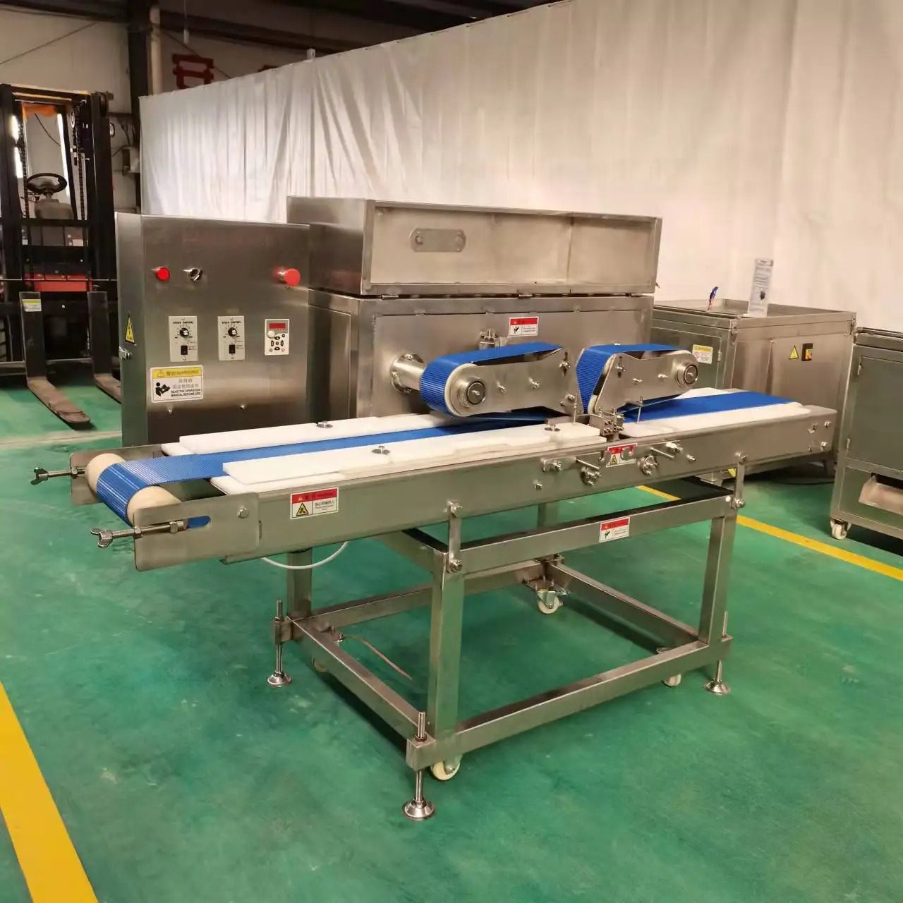 Conveyor belt automatic professional grade streaky pork meat slicer Chicken breast cutting machine industrial on sale