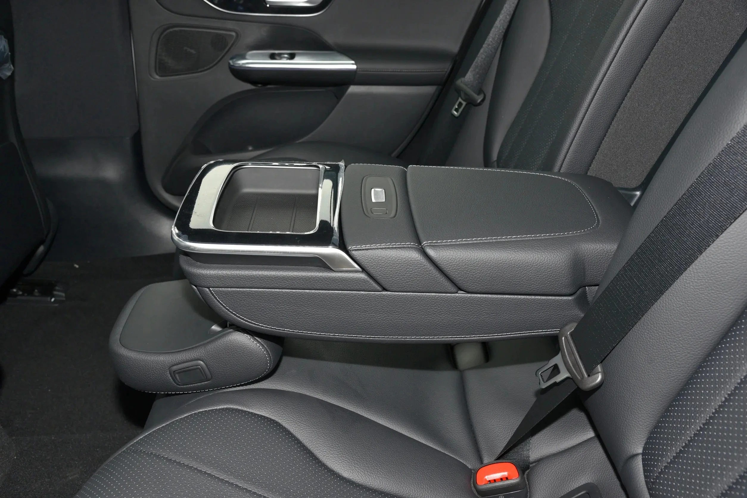 Selling the low-cost 2024 EQE, the most popular electric car made in China