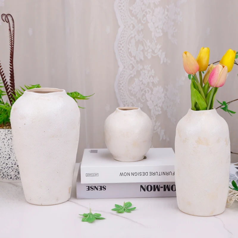 Redeco Creative Matte Antique Vase Beige Handmade Ceramic Vase Table Flower Vase For Hotel Home Decoration