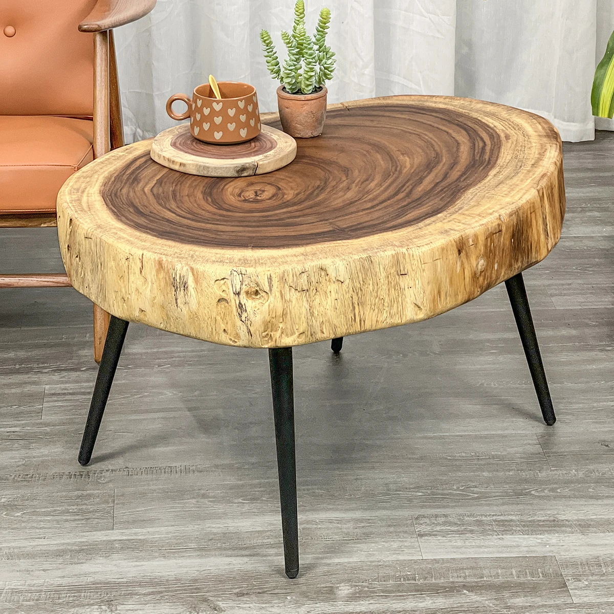 Журнальный столик из натурального дерева