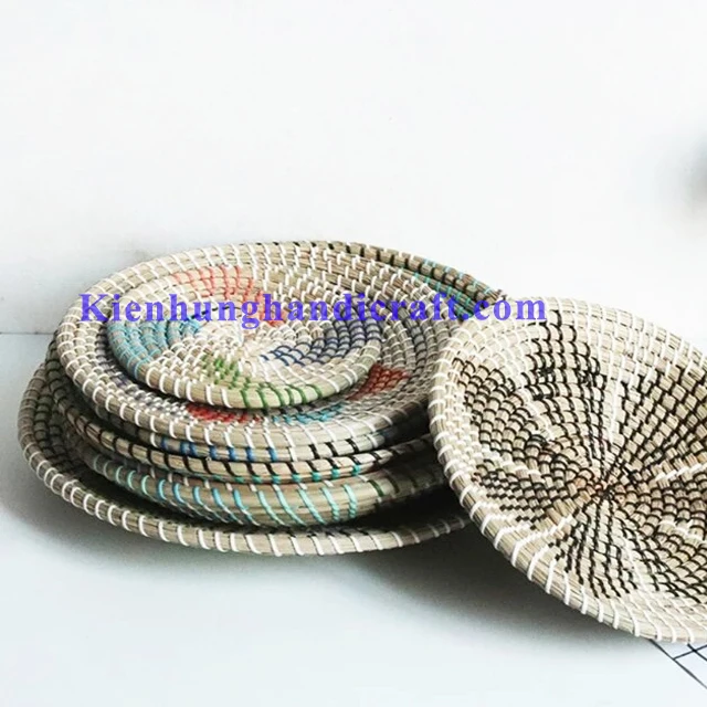 Eco FrIendly Vietnam Manufacture New Design Colorful  Multil Color Round Shape Circle Handwoven Seagrass Pate Wall Decor