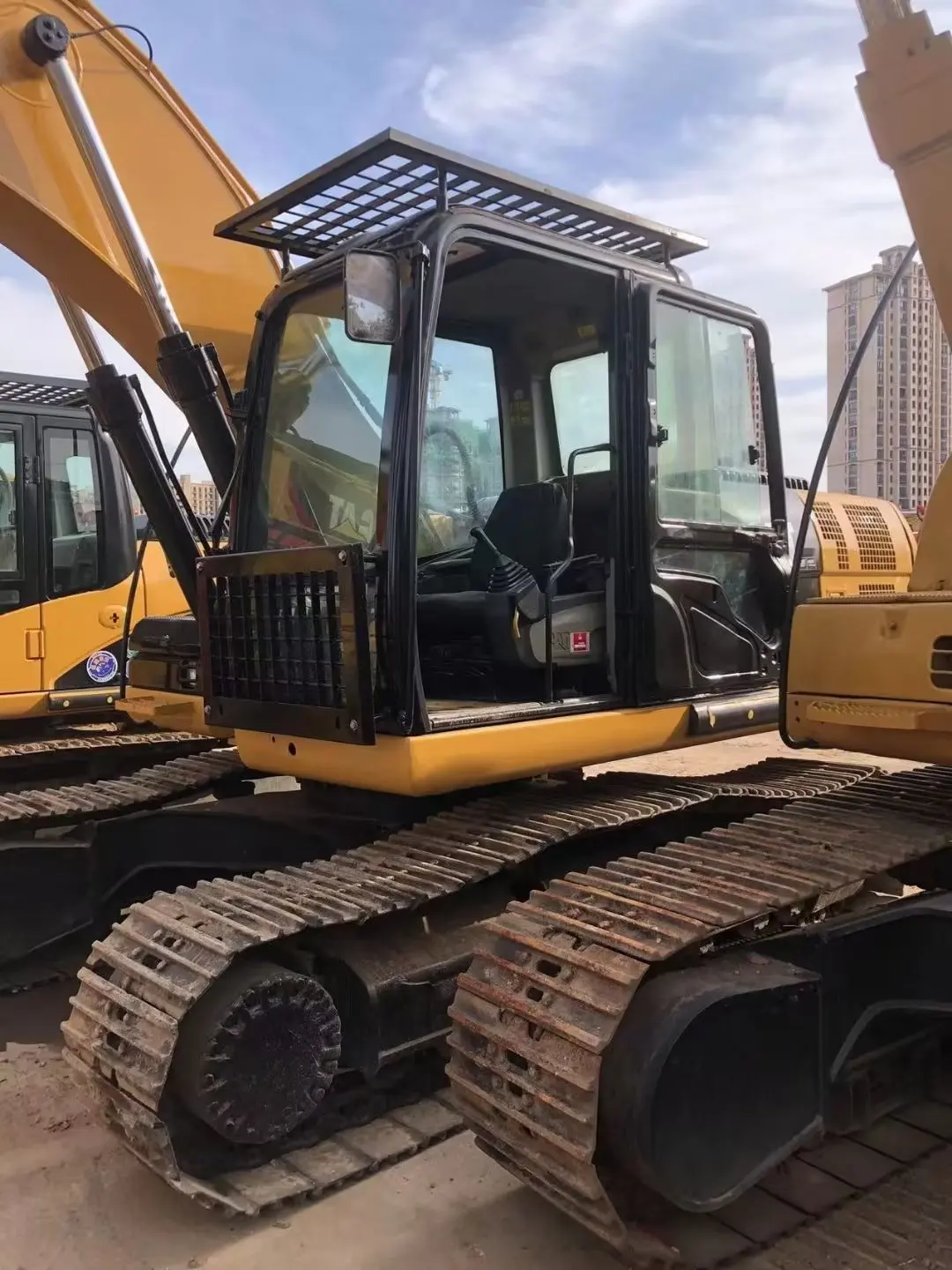 Original Caterpillar CAT320D used excavator in uae backhoe crawler excavator cat320dl cat320d2