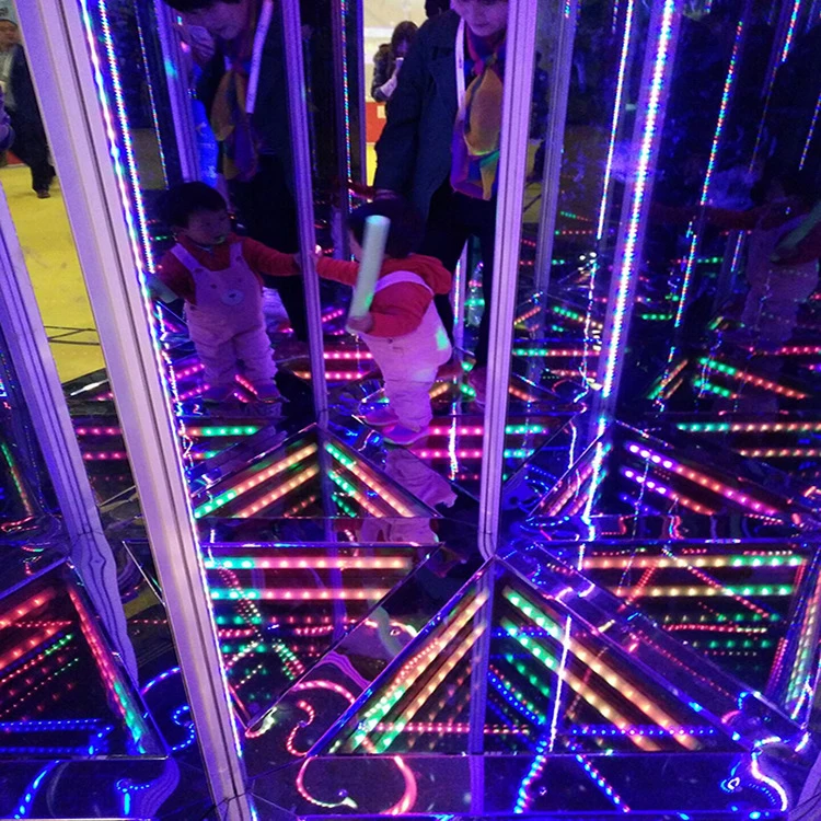 Made in China Amusement Park Interactive Props Outdoor Popular Attraction Amazing Mirror Maze for