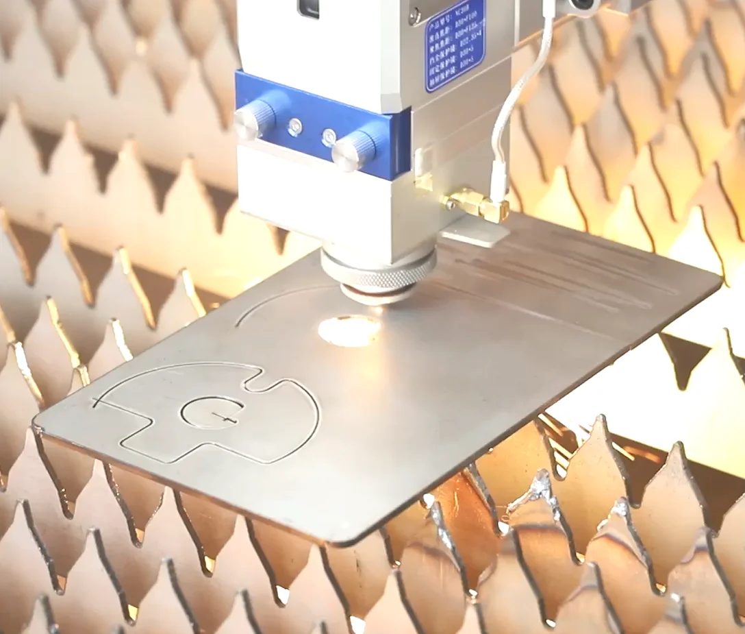 SUDA Big Cover F 3015 DH 3000W industrial enclosed automatic exchange table fiber laser cutting machine