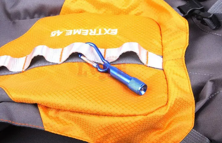 wholesale factory supply promotional keychains carabiner cheap mini flashlight keychain bulk