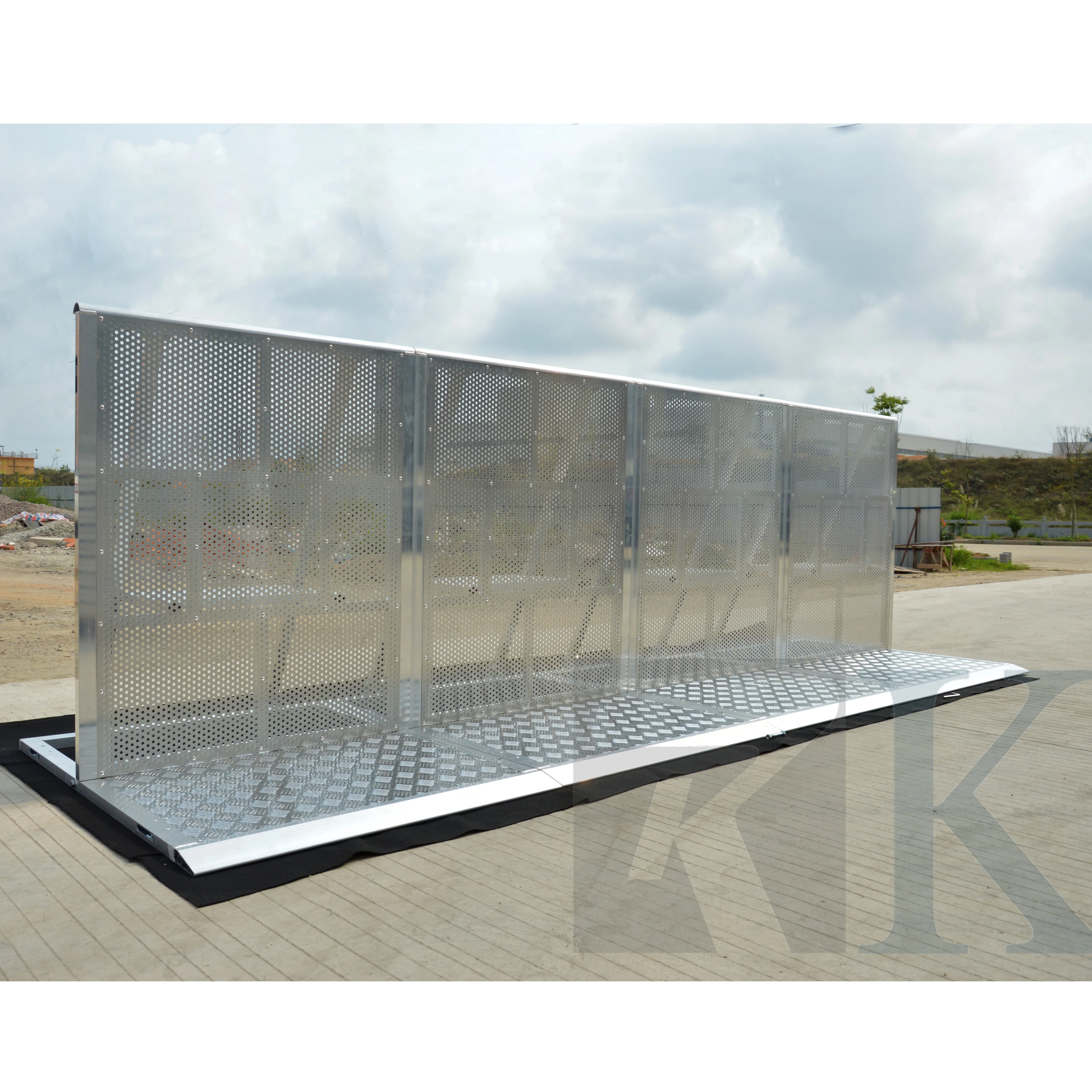 Aluminum retractable concert crowd control barrier