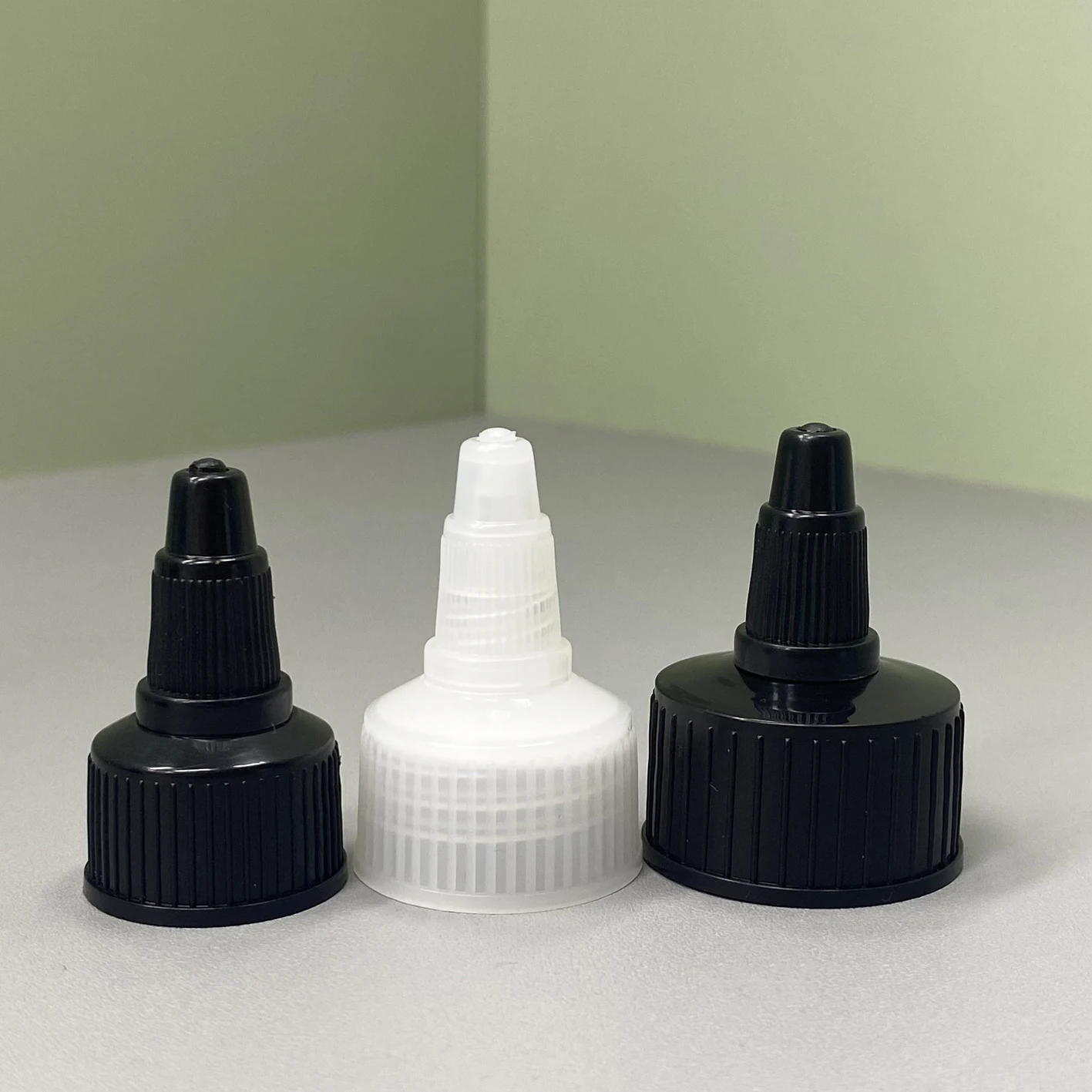 Factory wholesale 20mm 24mm 28mm twist top cap cosmetics 24 mm white twist top cap dispensing turret cap