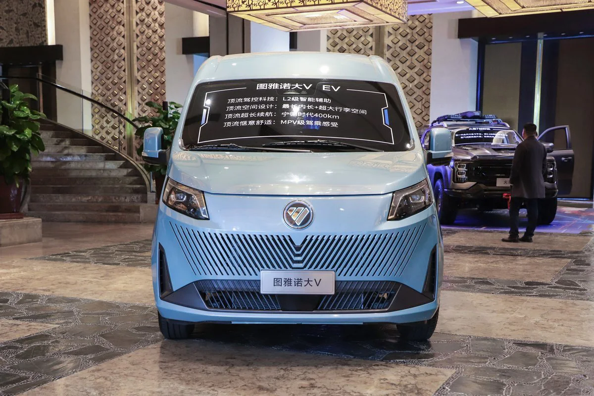 Direct sales reasonable price 5.49m 4 doors 4 wheels 215/75R16LT tyres 9 seater battery capacity 77.28kWh ev van