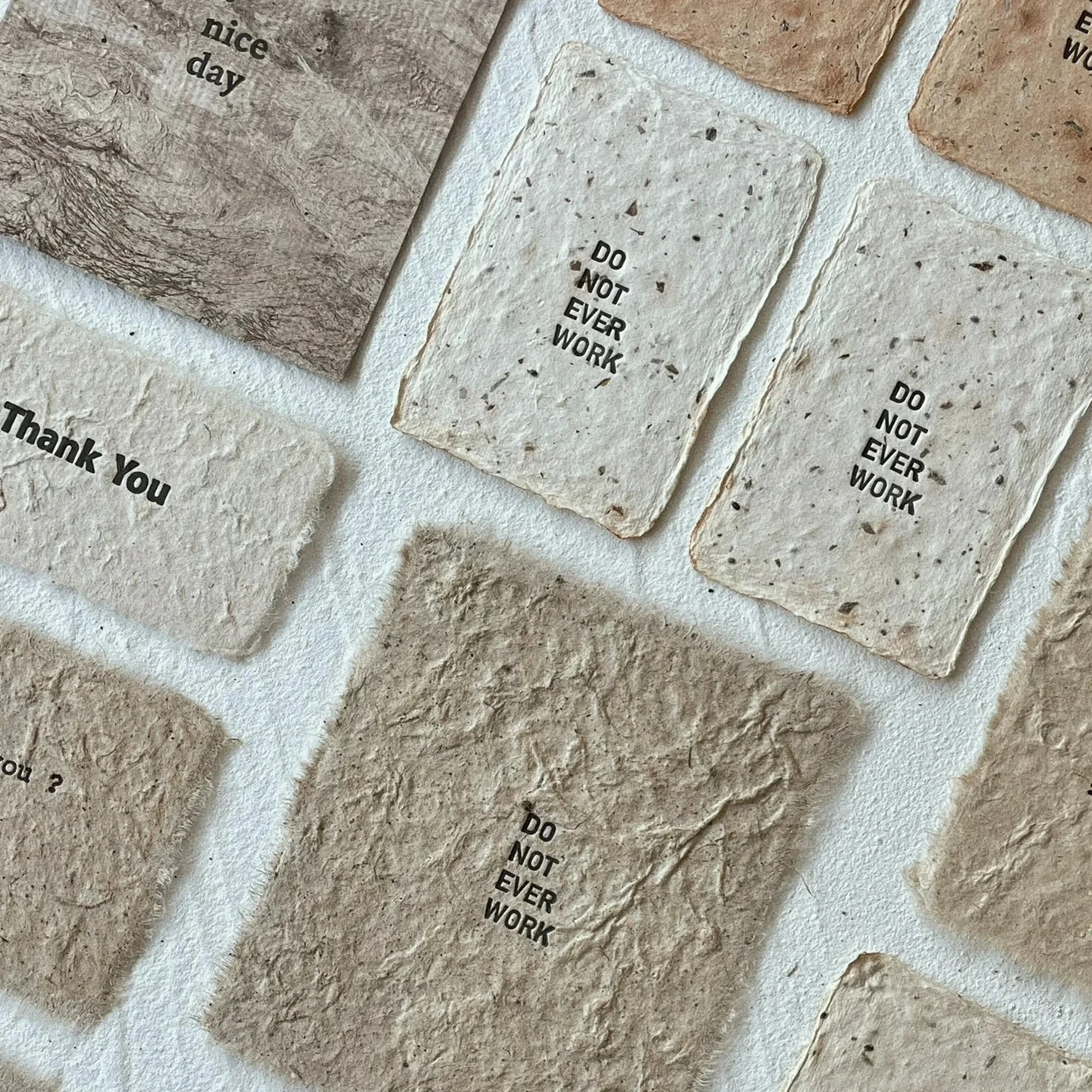 Изготовленная на заказ Экологически чистая бирка, пеленая семенная бумага, тисненый логотип, визитные карточки, крафт-бумага, трафаретная печать, древесная масса