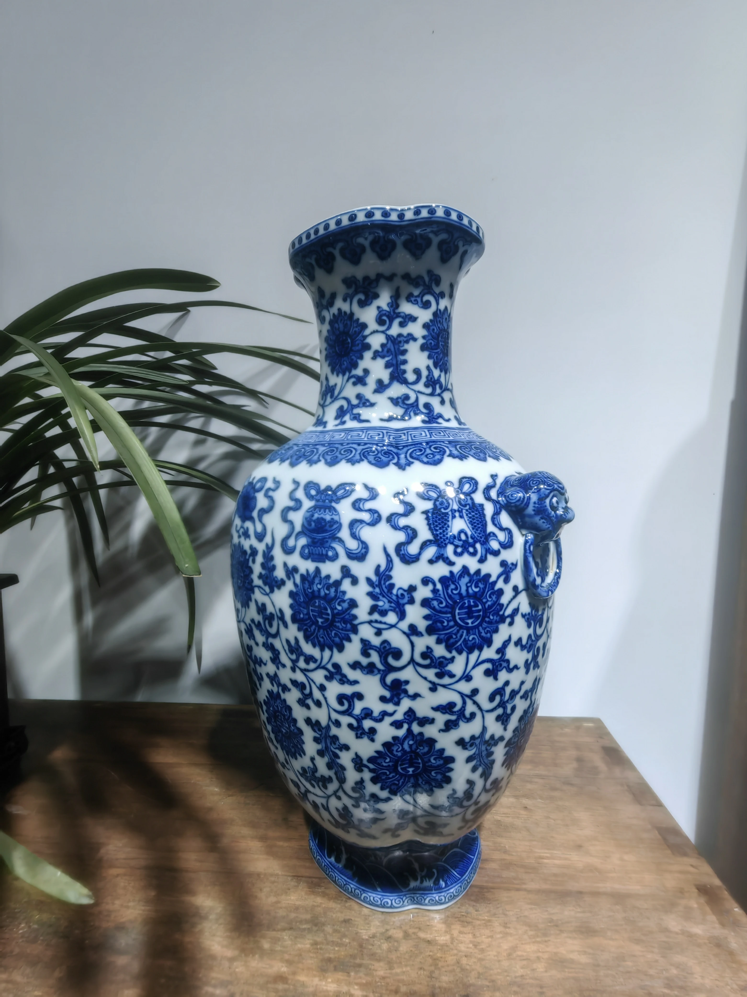 High quality classic Chinese blue and white porcelain vase for home decoration