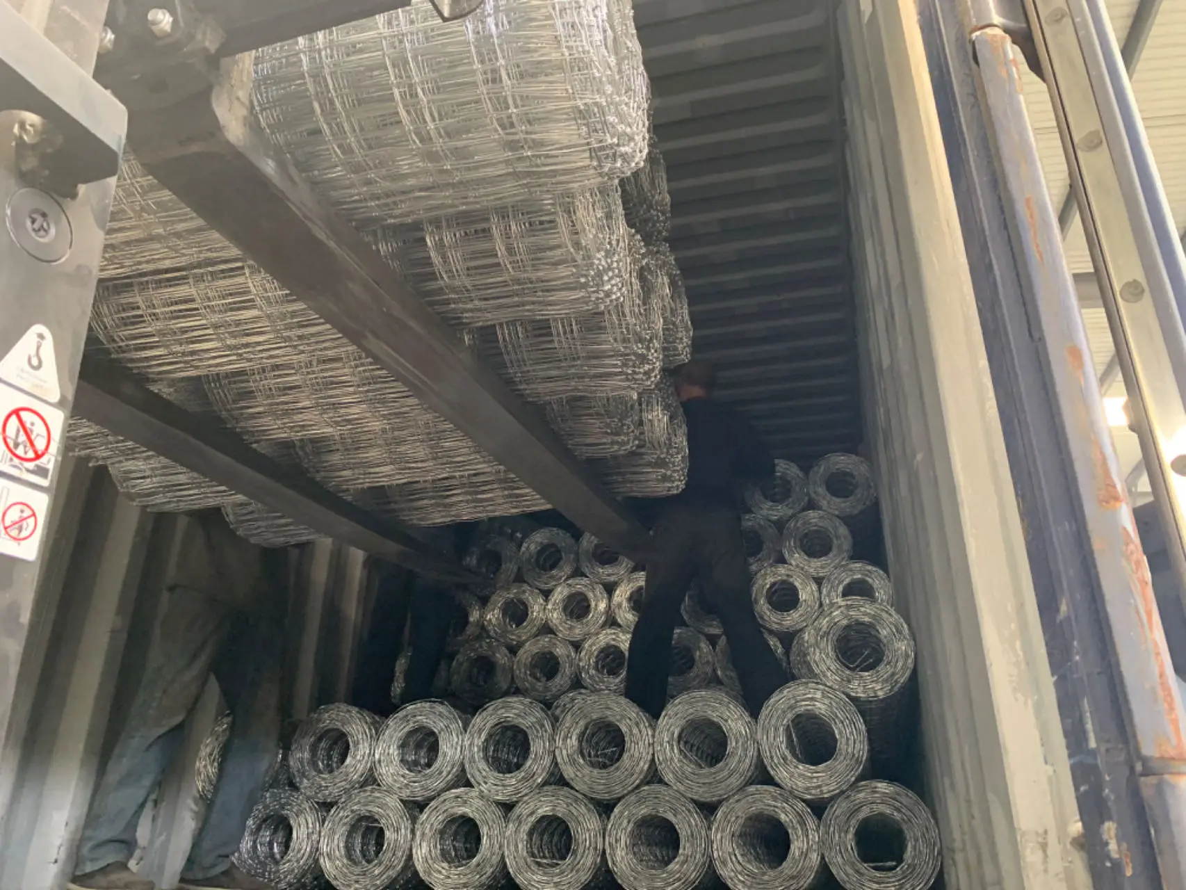 Low Price Galvanized Horse Mesh Rolls Square Deal Knotted Wire Mesh 12-1/2 GA  Non Climb Stay Fence