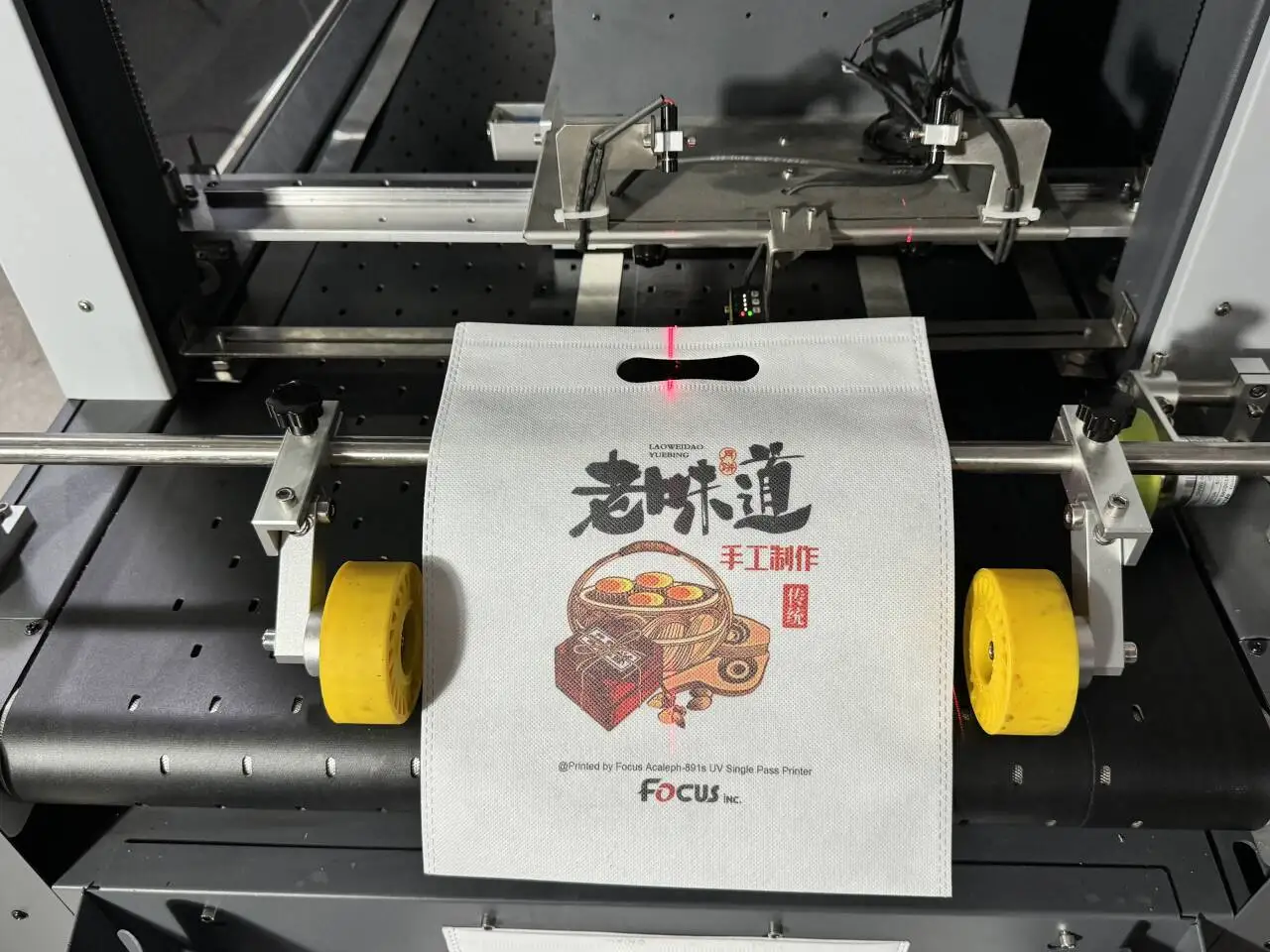 Focus UV Single Pass 60cm Conveyor Printer with 20pcs Printhead Vacuum Table Feeder Printing Machine
