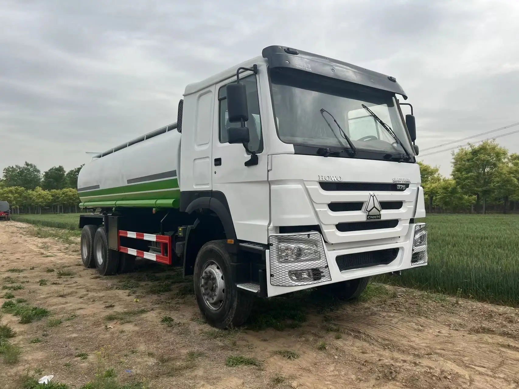 Sinotruk New Howo 20000 Liters 6x4 6000 Gallon Diesel Oil Transporter Capacity Fuel Tank Tanker Truck 10 wheels with gun