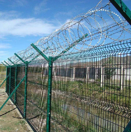 2 Защитных сетчатых забора из колючей проволоки