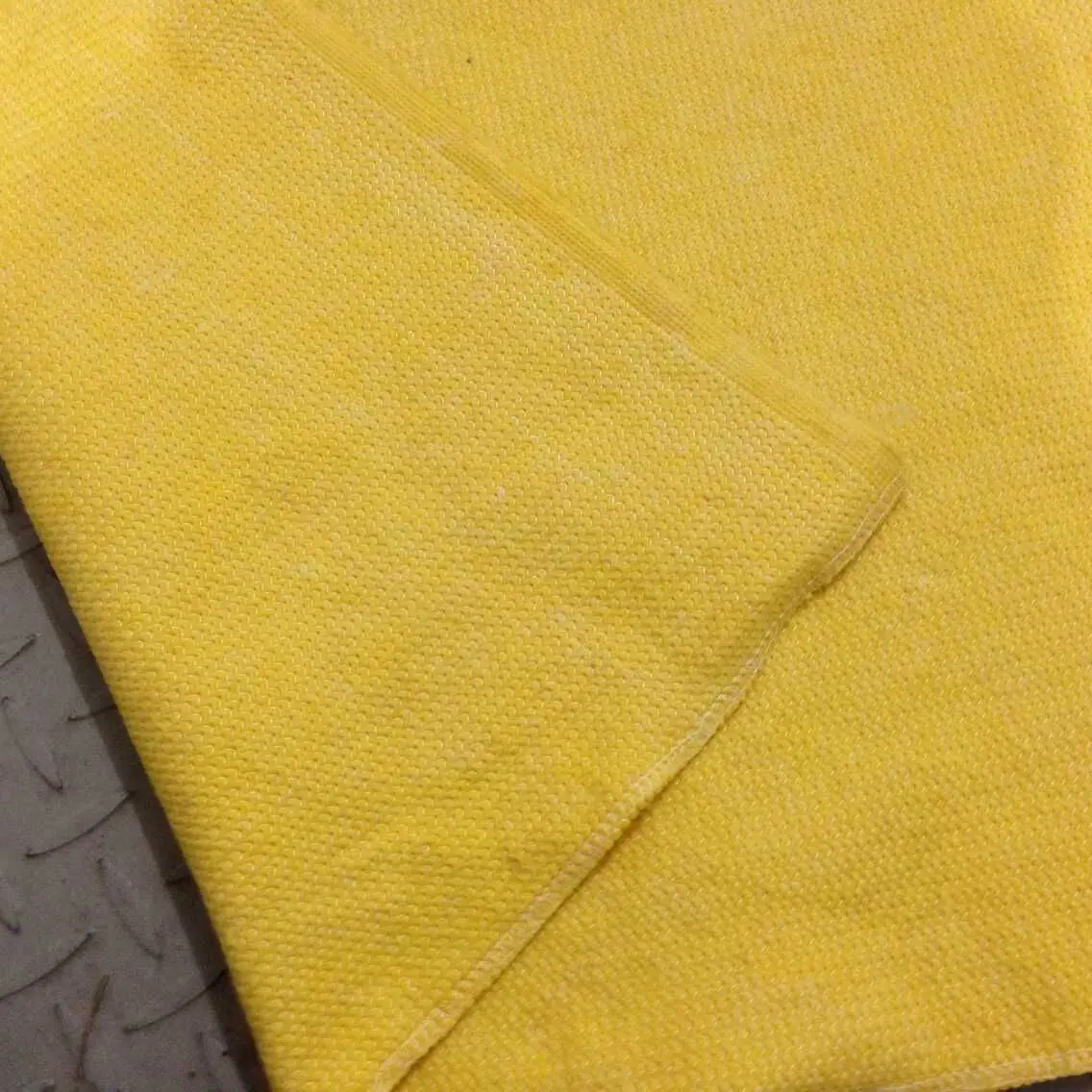 Ткань для чистки пола из переработанного хлопка желтого цвета