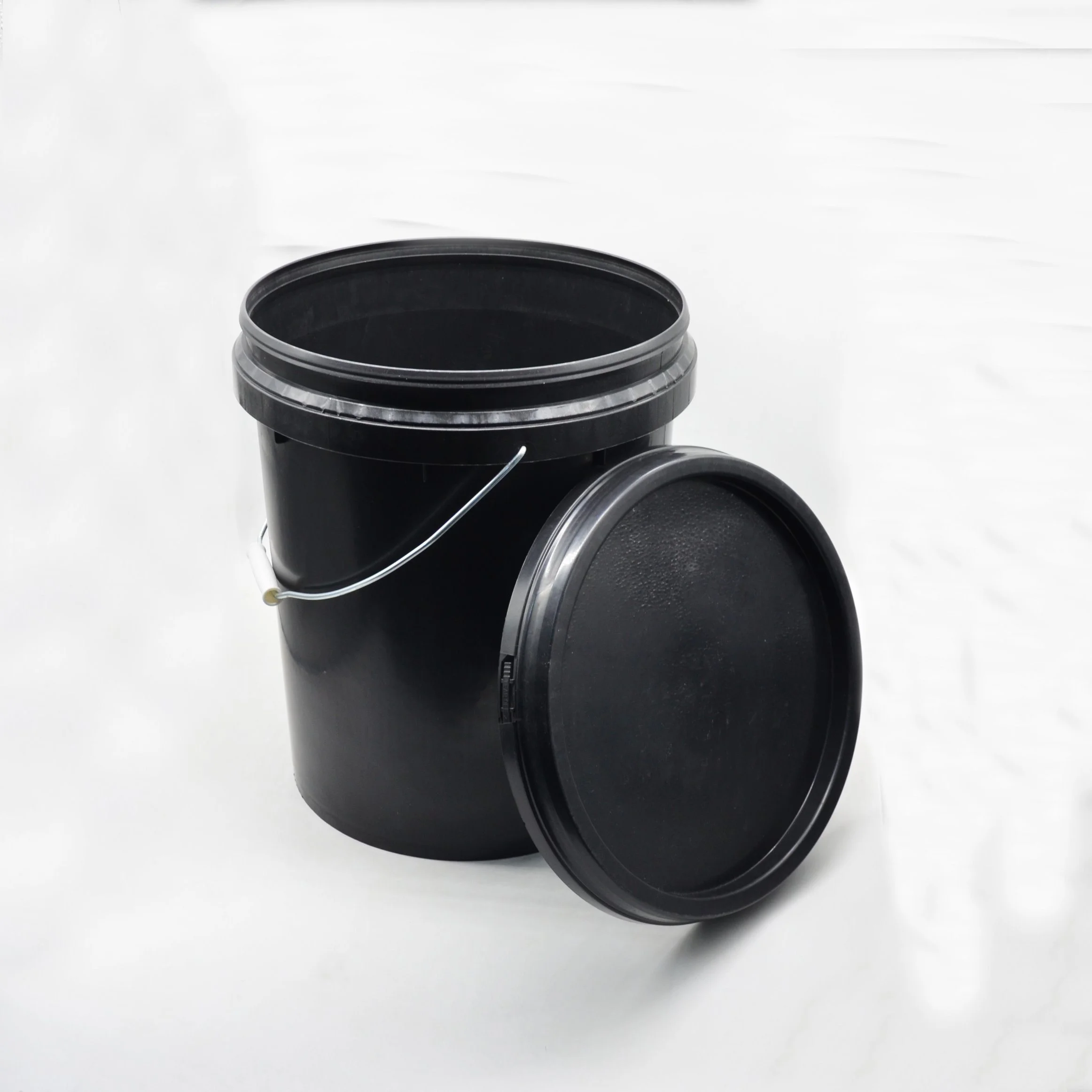 Недорогие высококачественные многоцелевые пластиковые ведра для краски 15 л пустые пластиковые ведра с крышкой