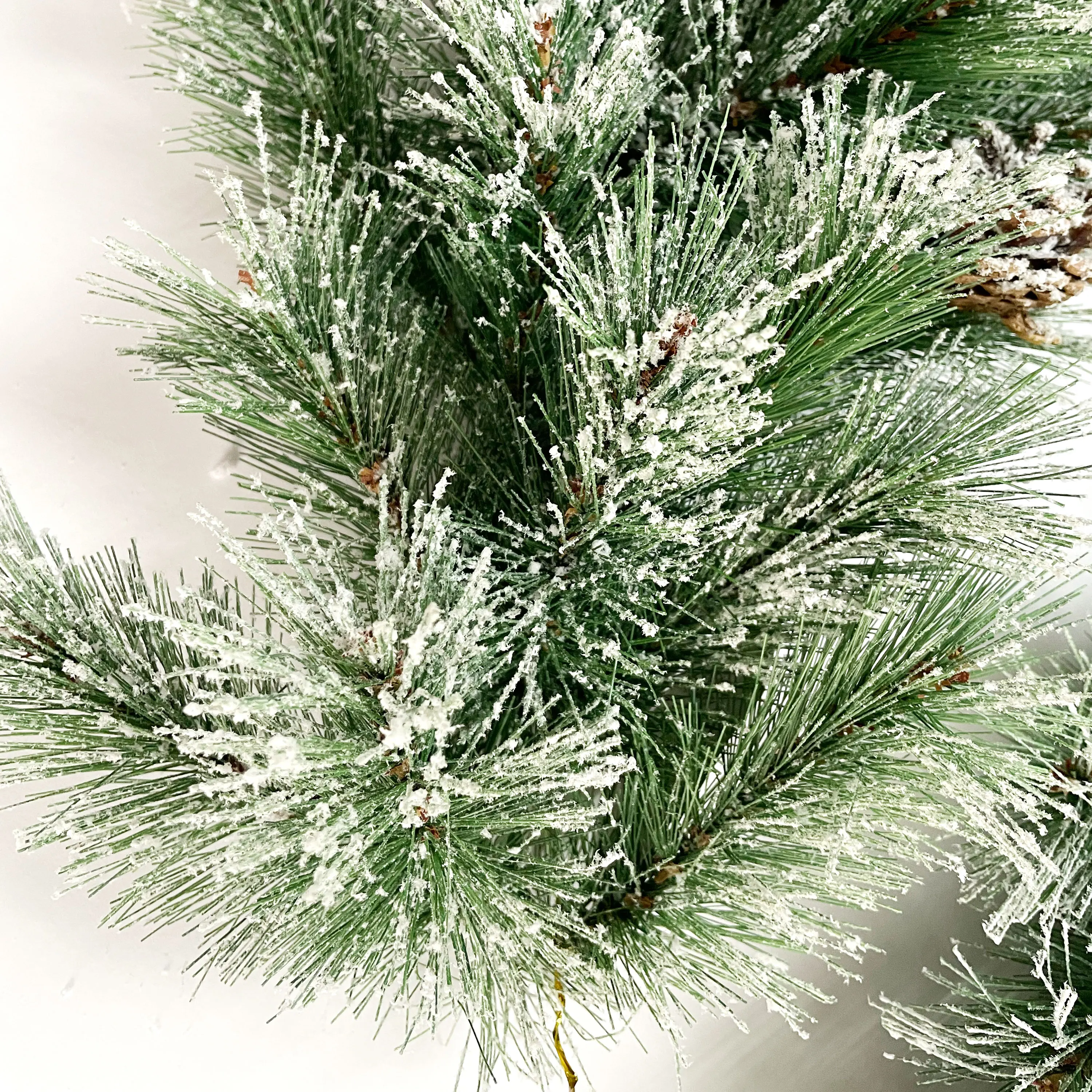 2024 Wholesale Christmas Artificial Garland Christmas Frosted Christmas Wreath with Pine Cones